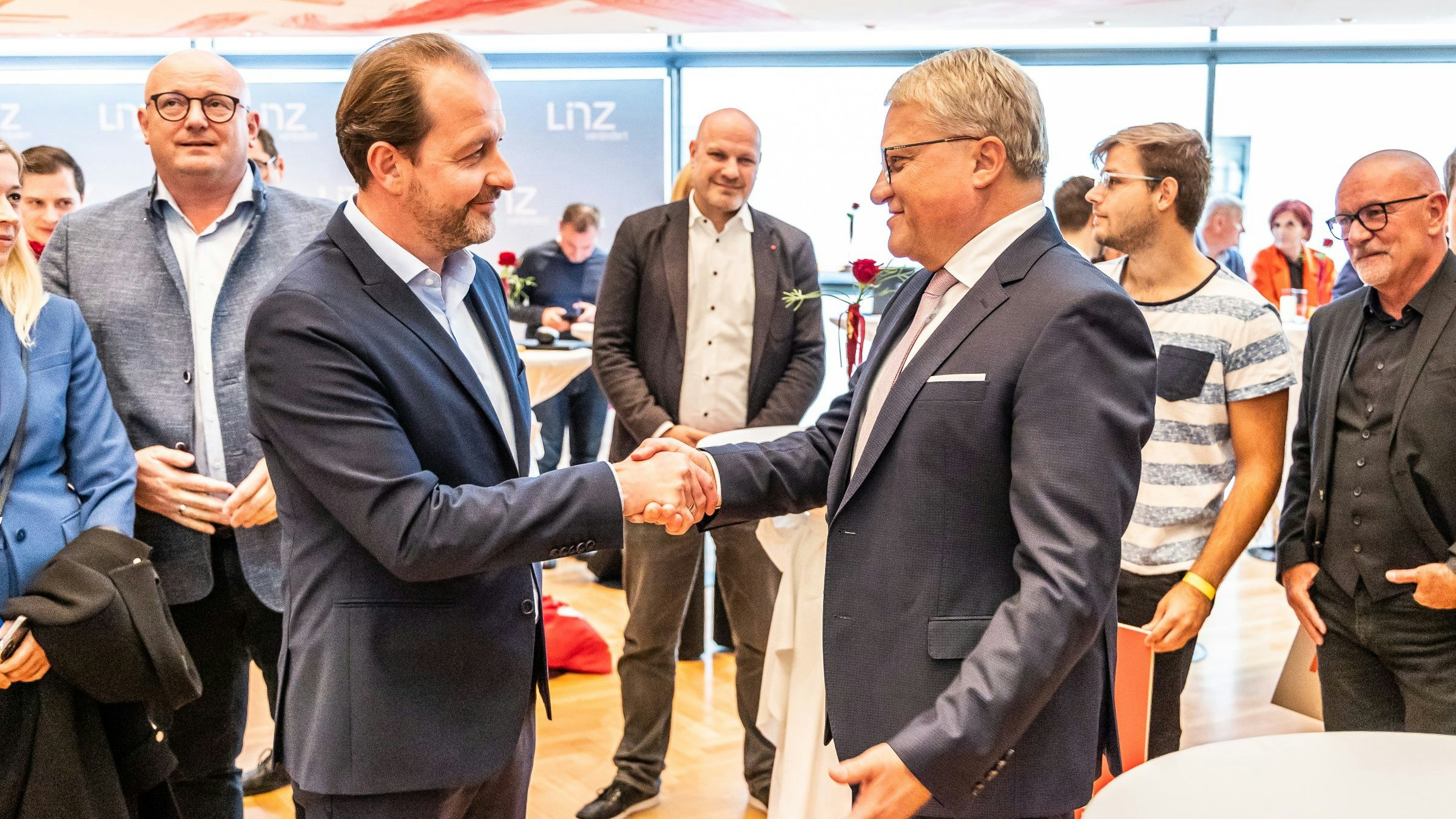 ÖVP-Kandidat Bernhard Baier (li.) gratuliert Klaus Luger zum Wahlsieg.