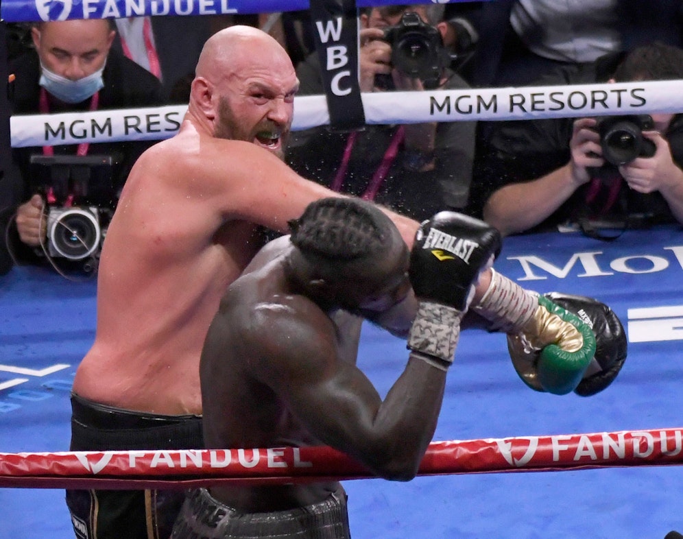 Tyson Fury (l.) schickt Deontay Wilder auf die Bretter. 