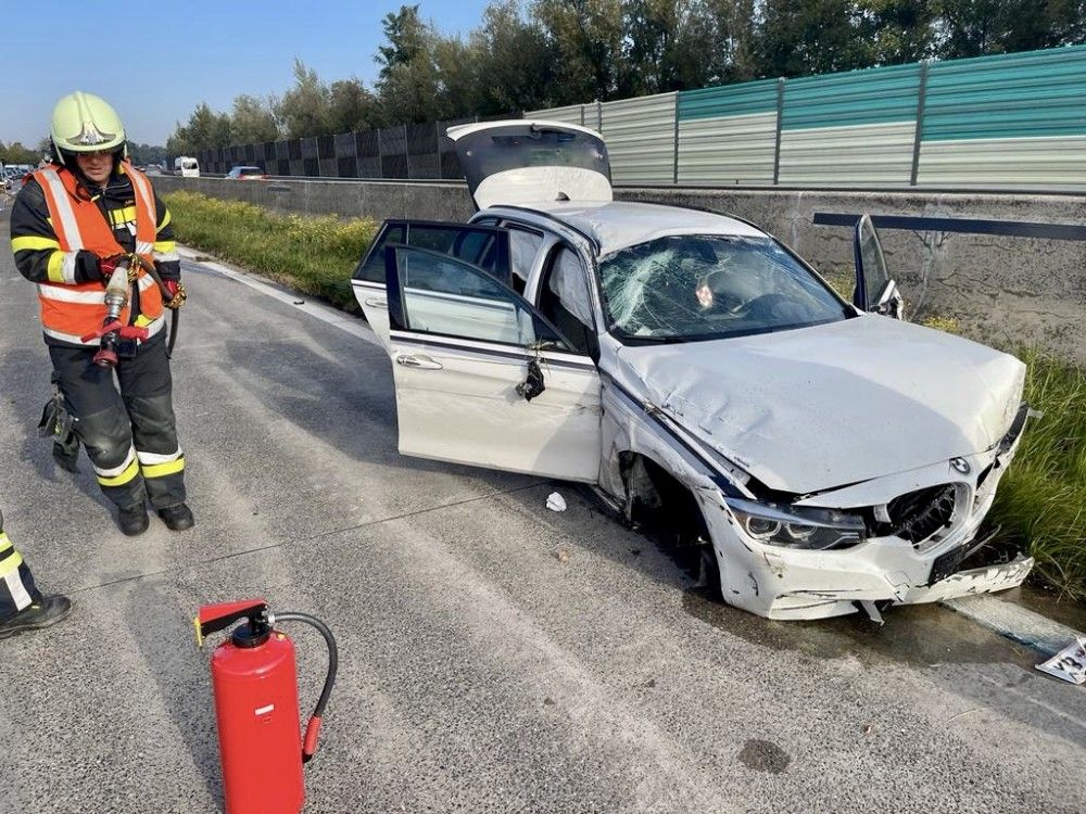 Das Auto wurde beim Unfall schwer beschädigt.