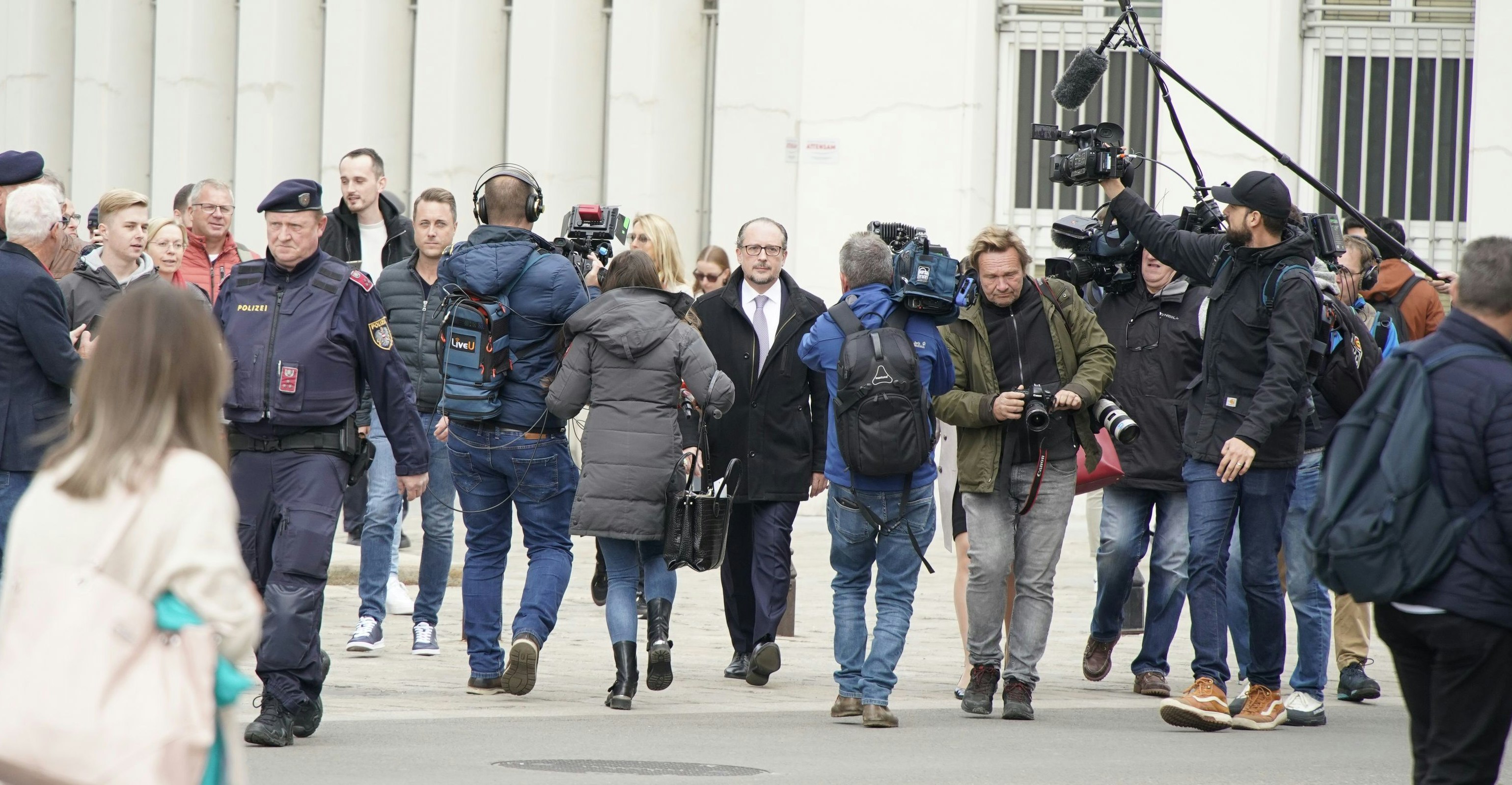 Schallenberg gestern, Sonntag, am Weg zu Van der Bellen.