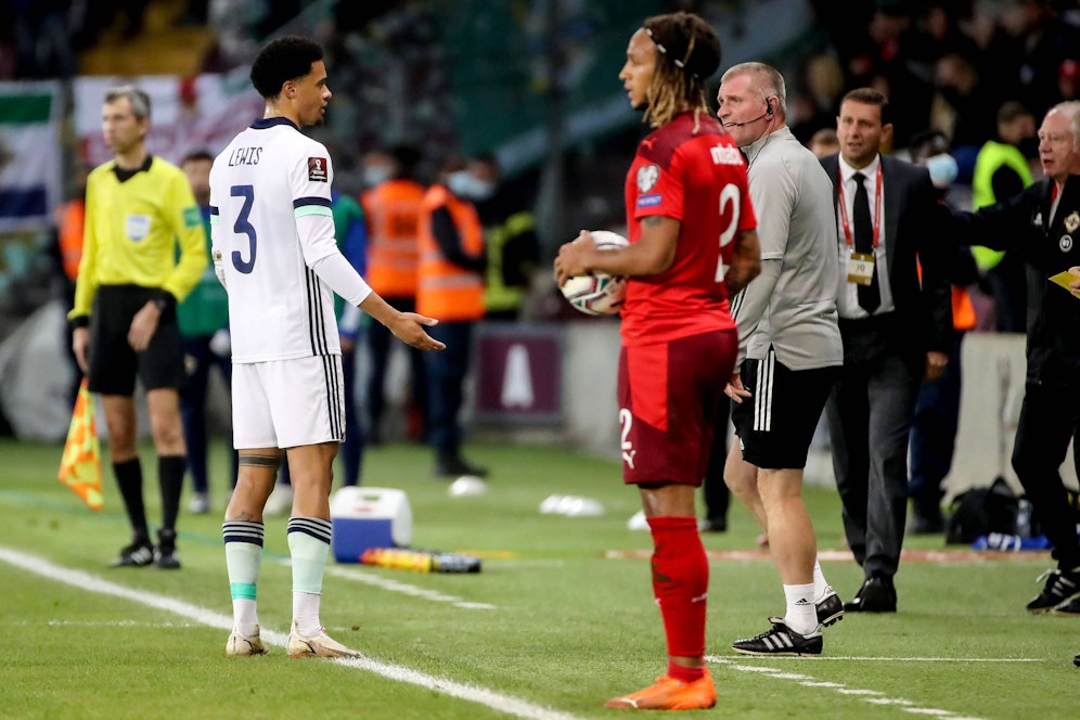 Jamal Lewis (l.) sah die Ampelkarte.  