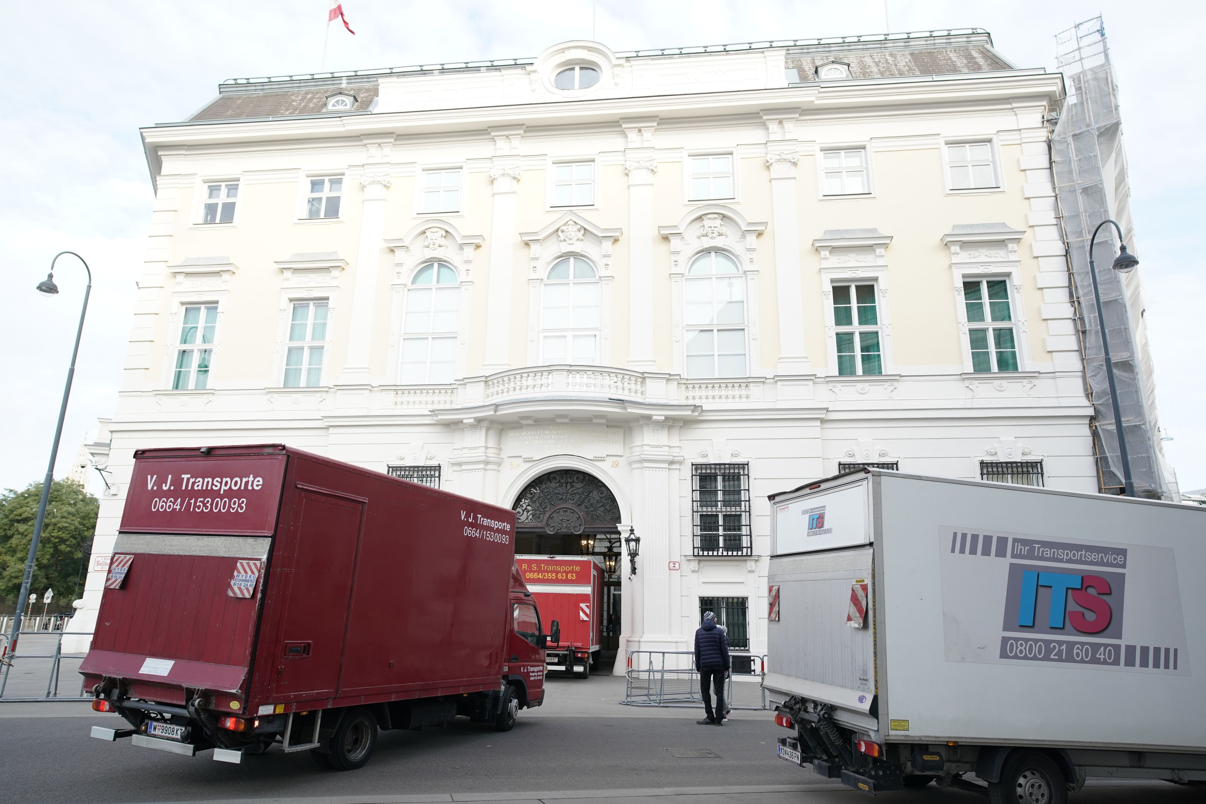Umzugswagen holten die Gegenstände des Ex-Kanzlers aus dem BKA ab.