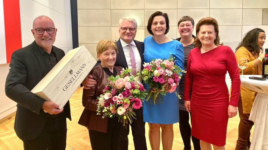 Mit Gattin Michaela (blaues Kleid) und seinem Team feierte Klaus Luger seinen Wahlsieg,