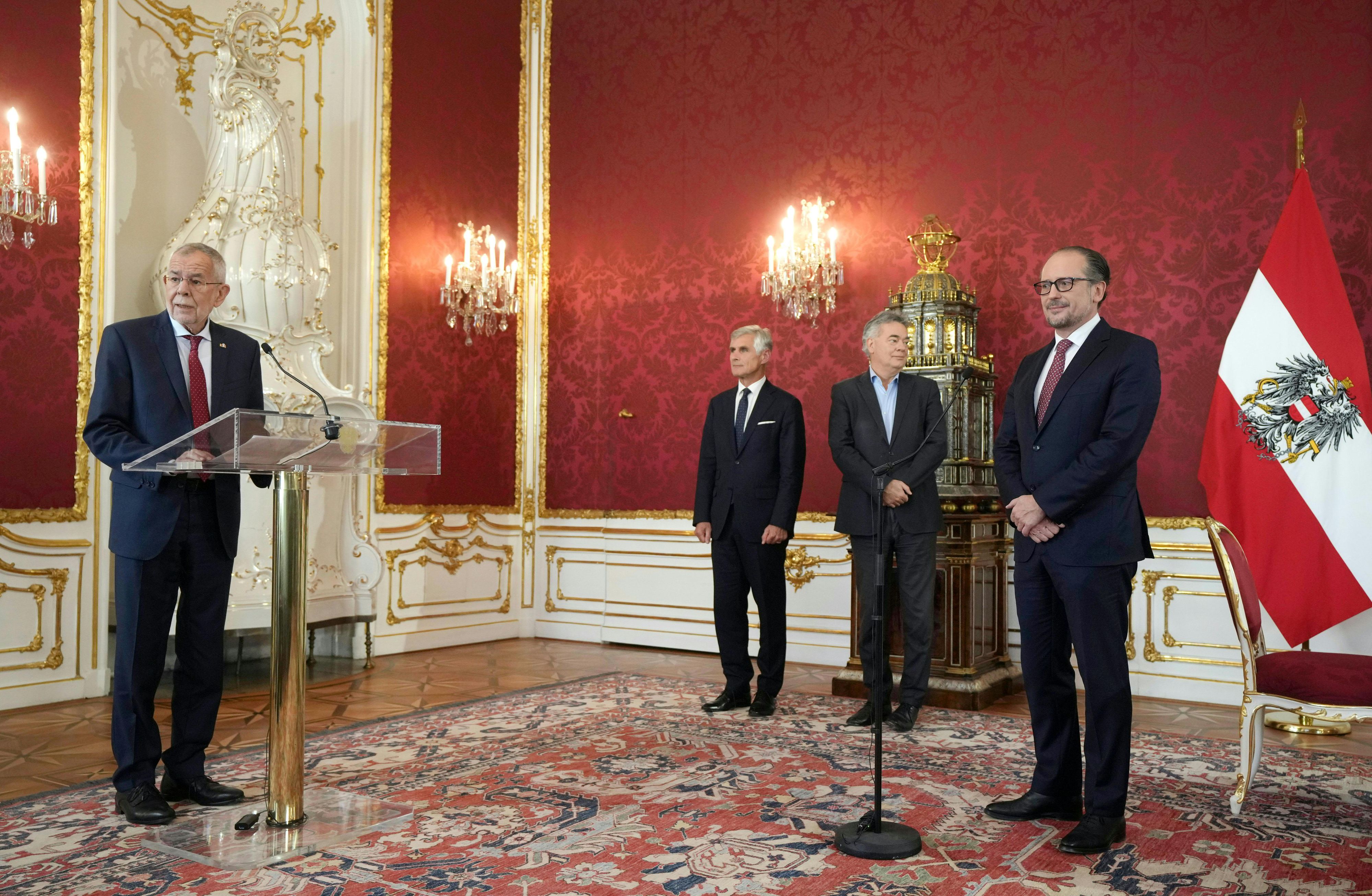 Bundespräsident Alexander Van der Bellen gelobte Alexander Schallenberg als Kanzler an. Im Hintergrund: Neo-Außenminister Michael Linhart und Vizekanzler Werner Kogler.  