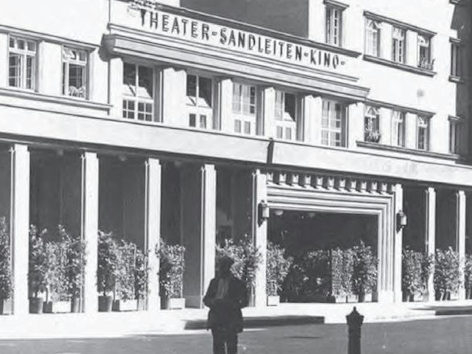 Der Sandleitenhof ist der größte Gemeindebau des Roten Wien und wurde 1924 bis 1928 als "Stadt in der Stadt“ errichtet. Das Kino der Anlage besaß über 600 Plätzen und war Schauplatz von Bemühungen der Volksbildung mit, durch und über Film.