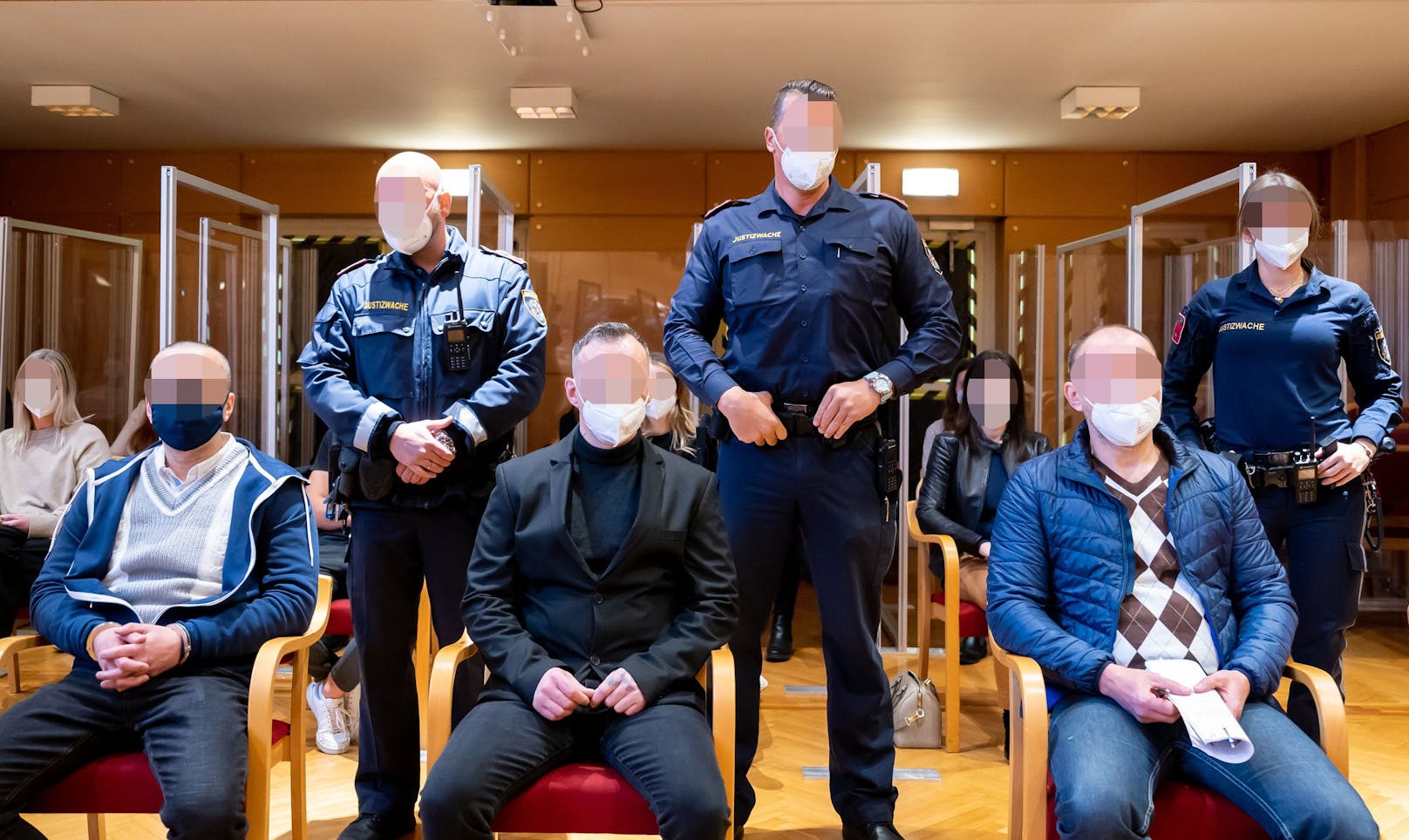 Die drei Angeklagten Montagfrüh im Landesgericht Linz.