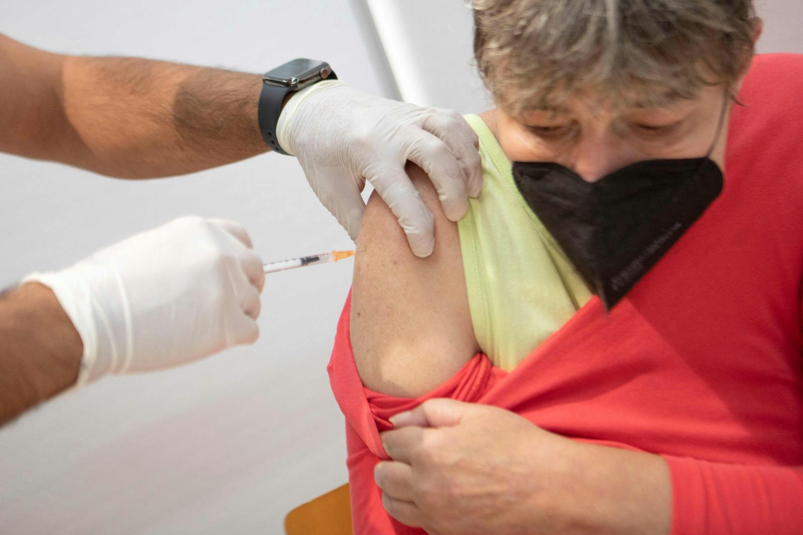 Bei den schwerwiegenden vermuteten Nebenwirkungen wurden 177 Todesfälle in zeitlicher Nähe zu einer Impfung gegen COVID-19 gemeldet (132 BioNTech/Pfizer, 16 Moderna, 26 AstraZeneca und 3 Janssen).