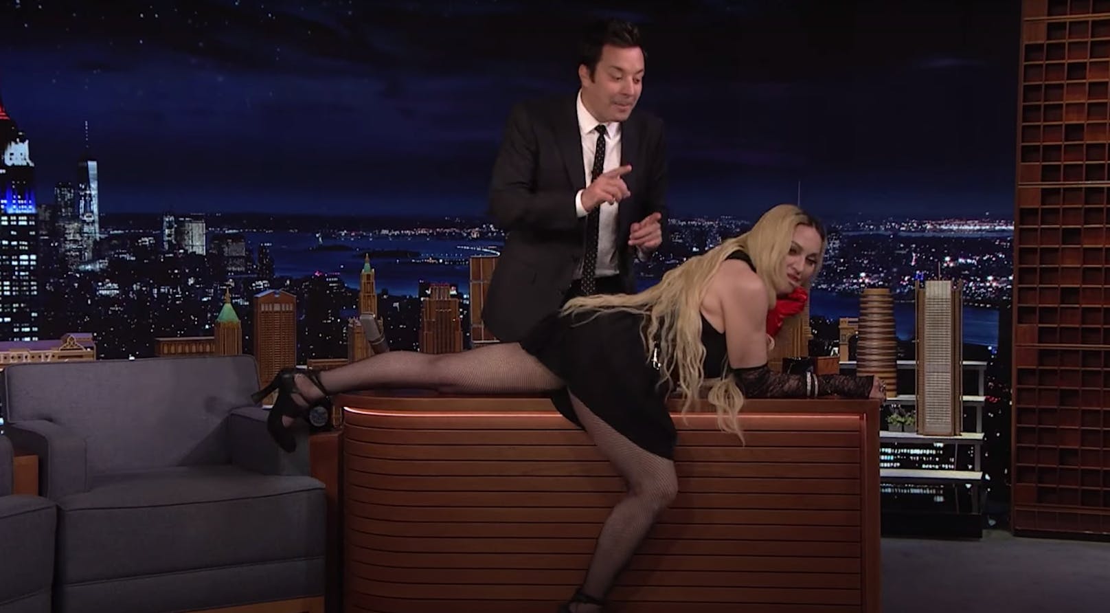 Da war sogar TV-Profi Jimmy Fallon überfordert! Madonna sprang mitten in der "Tonight Show" auf seinen Schreibtisch des Moderators und rekelte sich dort ganz lasziv.