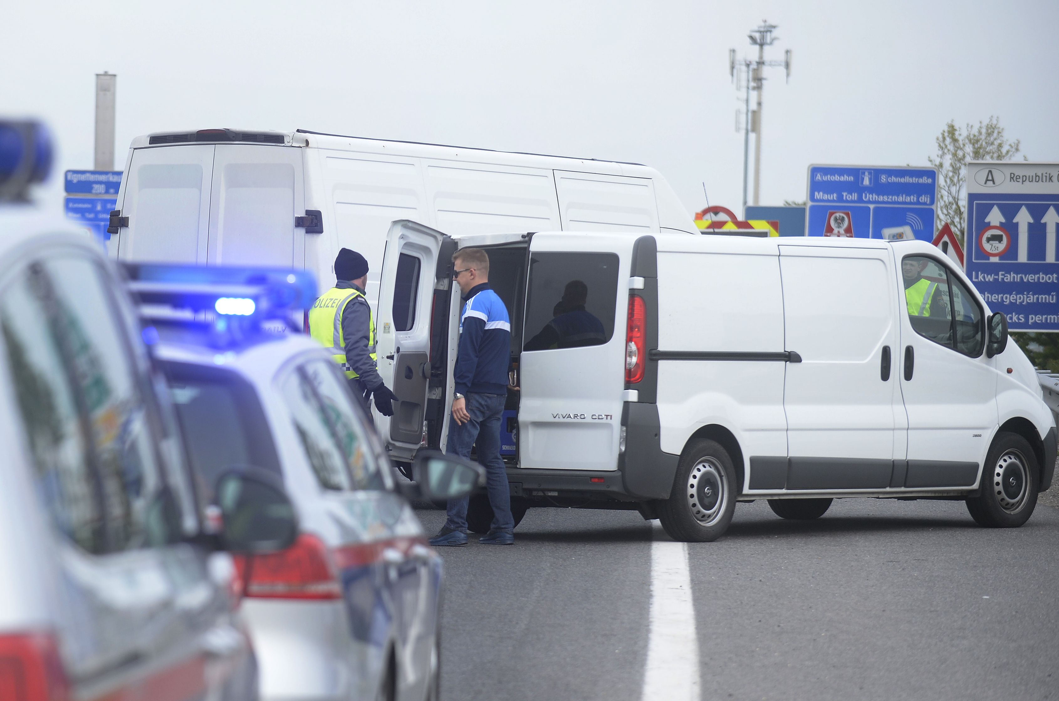 In einem Kastenwagen wurden 24 Männer aufgegriffen. Symbolbild.