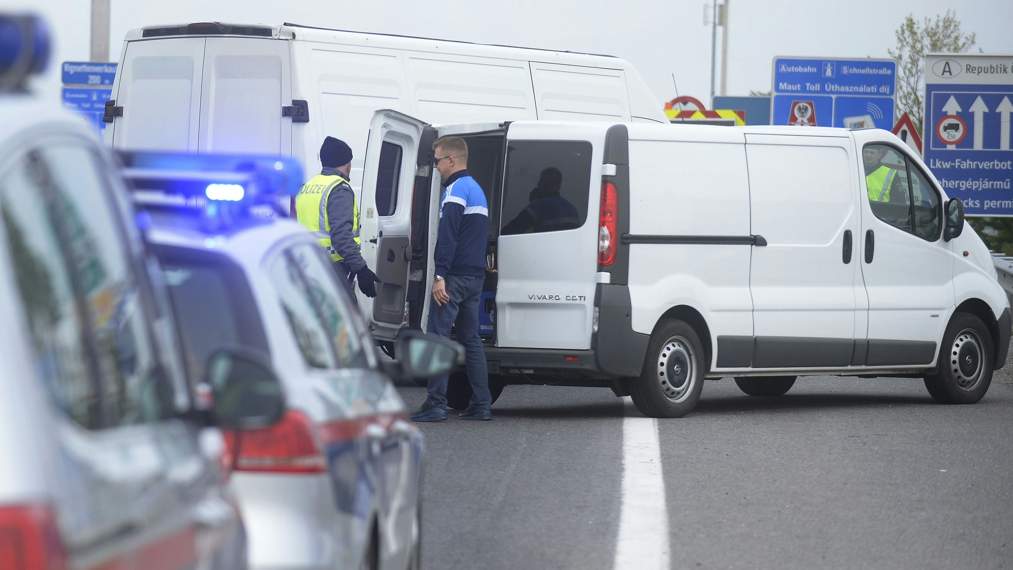 In einem Kastenwagen wurden 24 Männer aufgegriffen. Symbolbild.