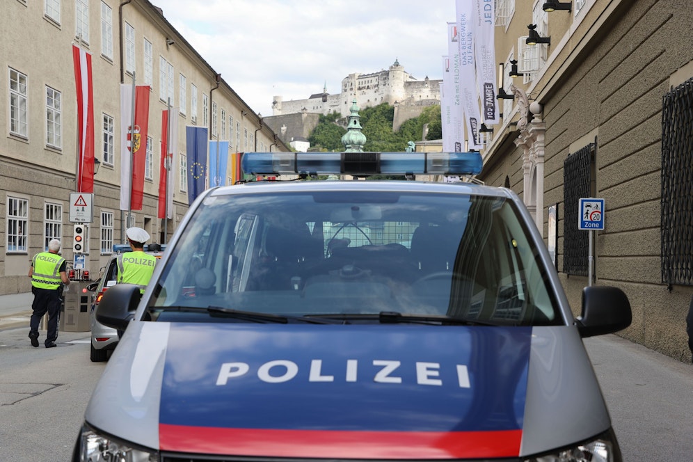 Sonntagabend krachte eine Frau mit ihrem Pkw in die Hausmauer der Rettungsdienststelle des Roten Kreuzes in Saalbach. (Symbolbild)