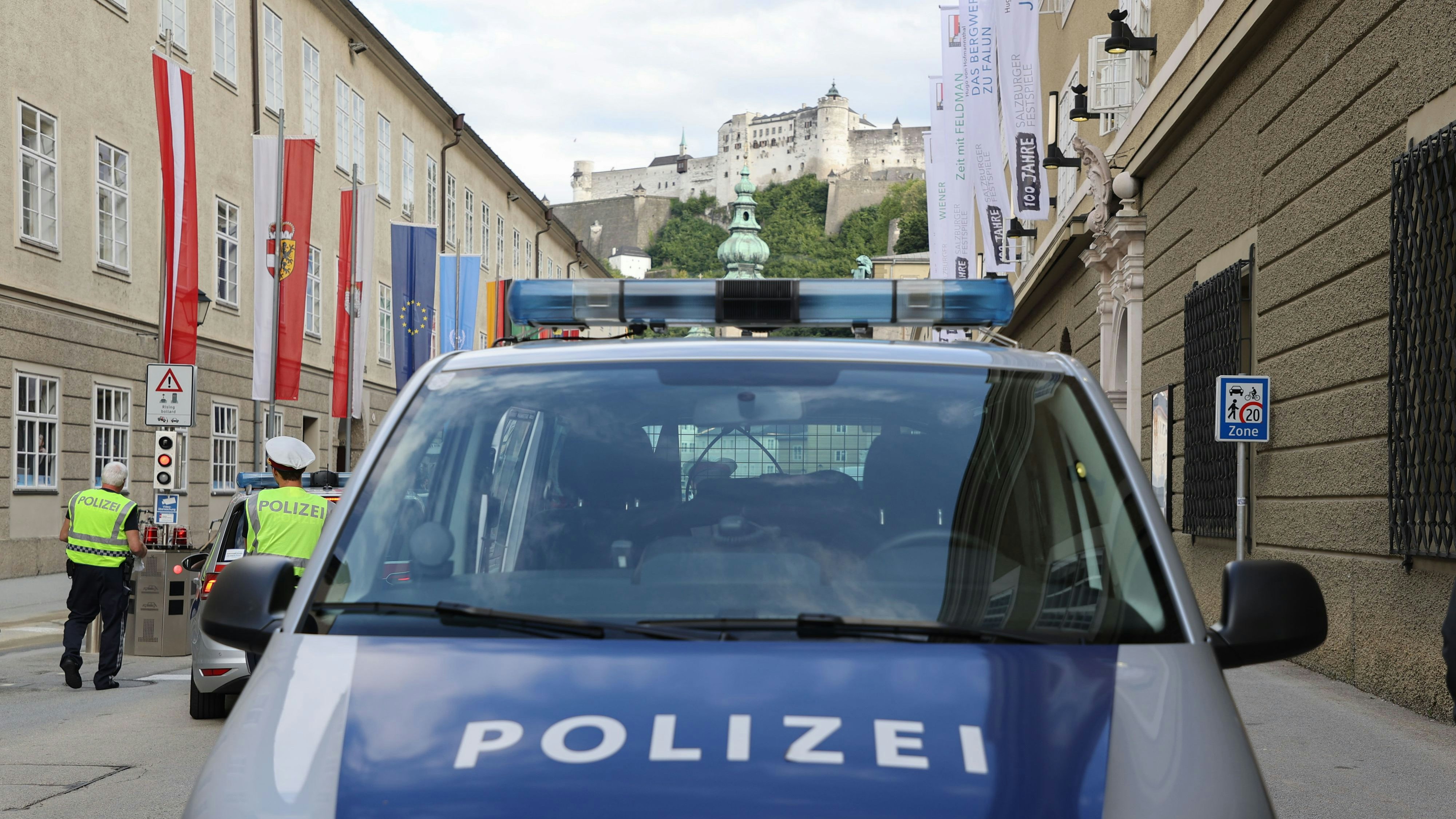 Download von www.picturedesk.com am 11.10.2021 (08:55).  Salzburger Festspiele 2021.Premiere der Oper Cosi Fan Tutte im Großen Festspielhaus, Auffahrt in der Hofstallgasse in Salzburg.Strenge Polizeikontrollen rund um das Festspielhaus.Polizei, Sicherheit Foto: Franz Neumayr 6.11.2021 - 20210806_PD26114 - Rechteinfo: Rights Managed (RM)