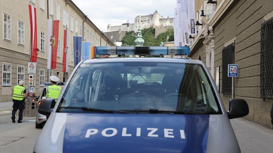 Die Salzburger Polizei fahndet nach einem 18-Jährigen, der seinen Bruder mit dem Messer schwer verletzt haben soll (Symbolfoto)