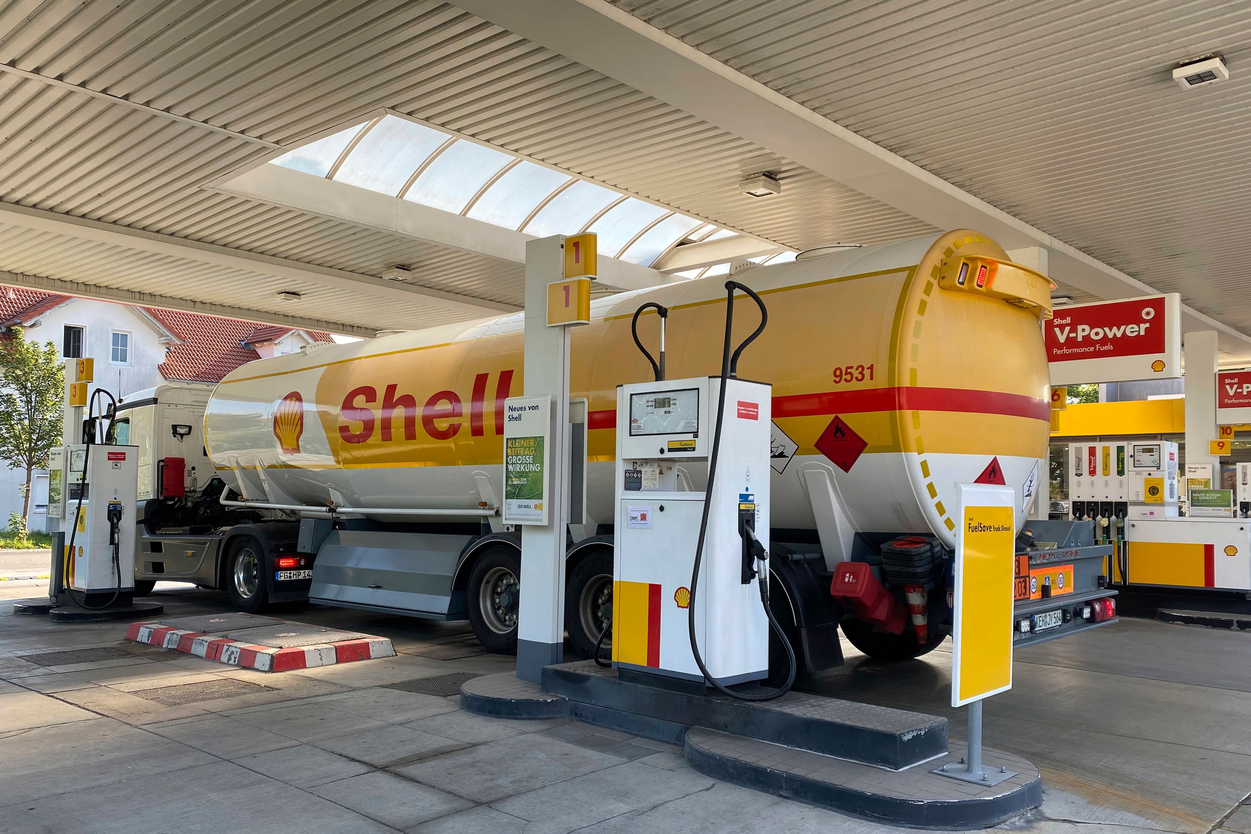 Autofahrer müssen beim Tanken stark sein.