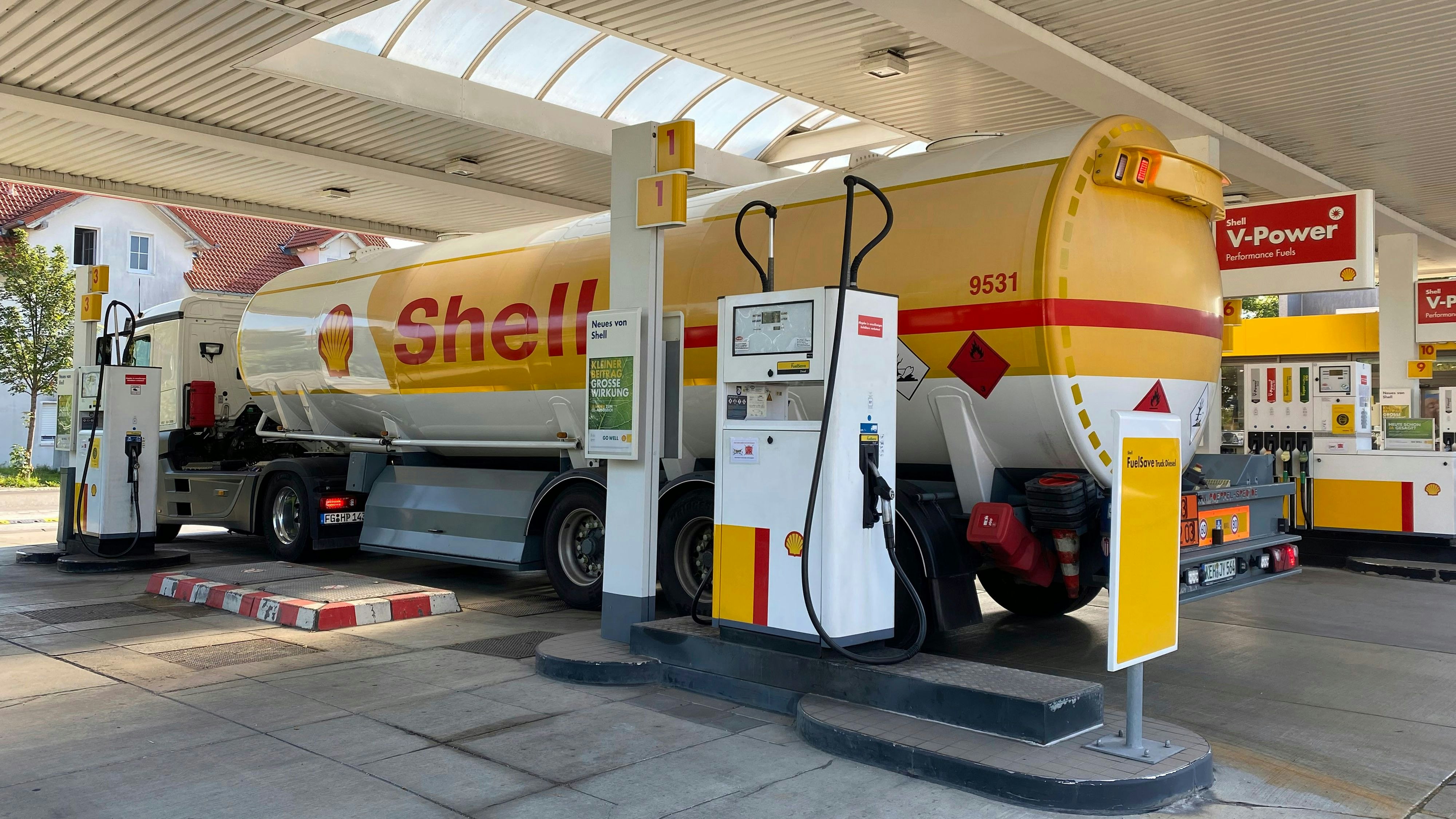 Autofahrer müssen beim Tanken stark sein