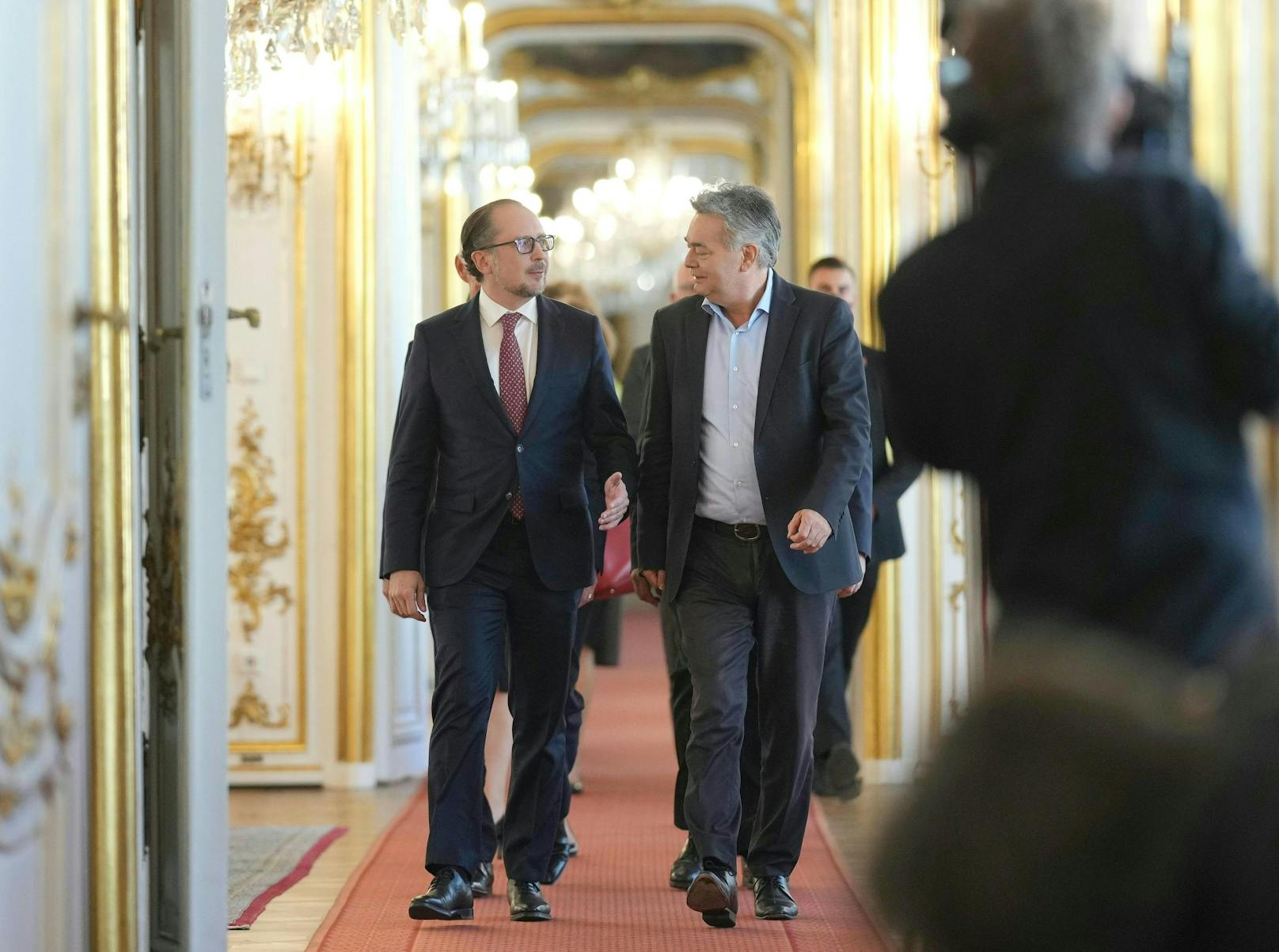 Am Montag (11. Oktober 2021) wurden sowohl Alexander Schallenberg (zum Bundeskanzler) als auch Michael Linhart (zum Außenminister) in ihren neuen Ämtern angelobt. 