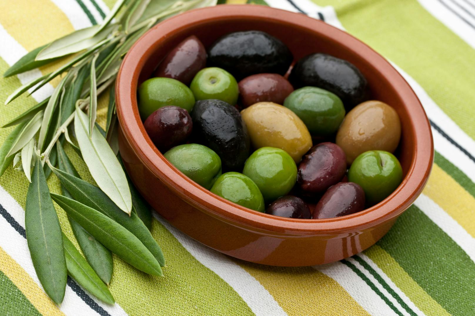 Kaum zu glauben, aber wurden Oliven künstlich gefärbt, können sie Krebs erregen.