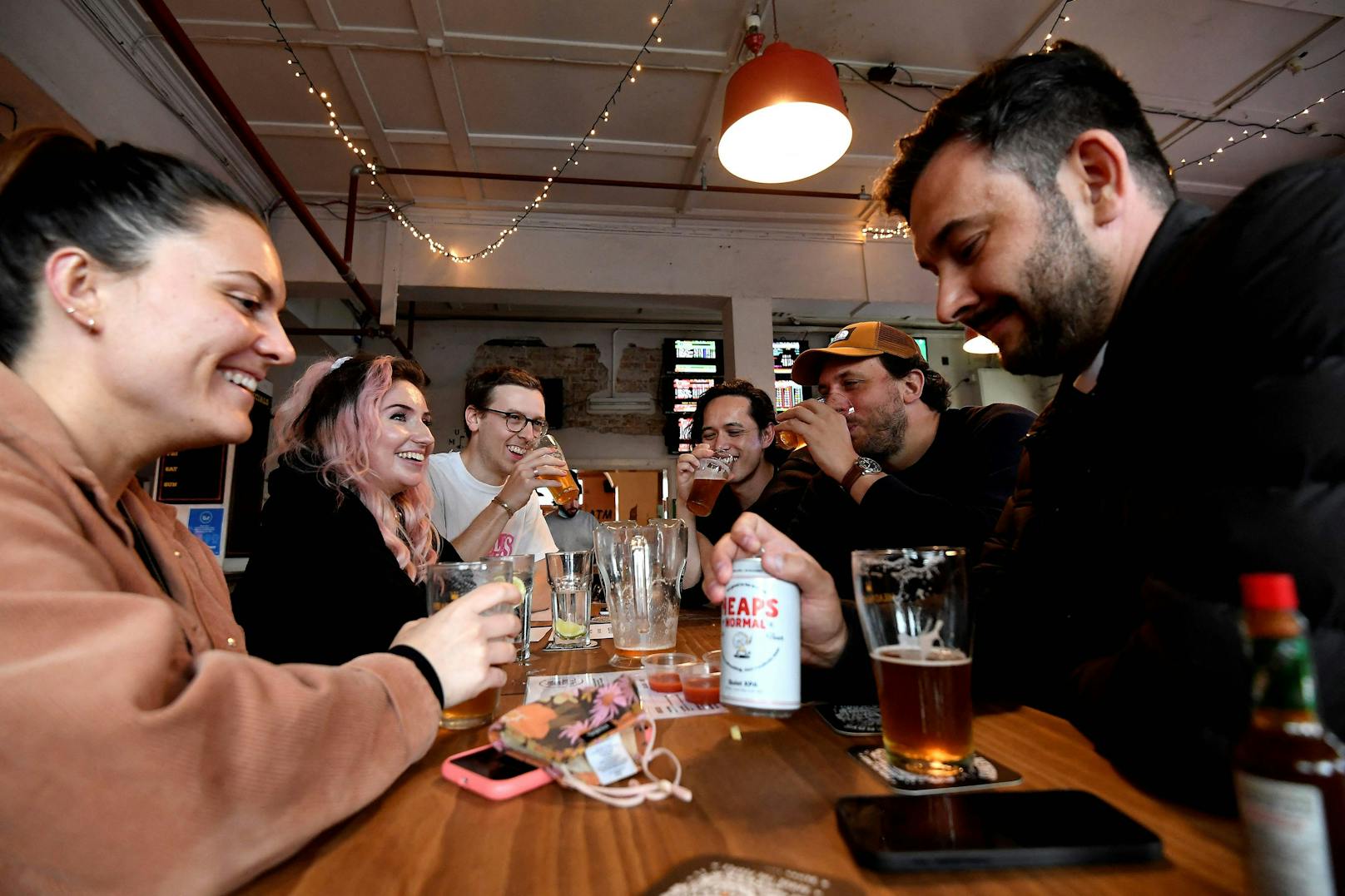 Die Australier freuen sich über ihr Bier im Pub.