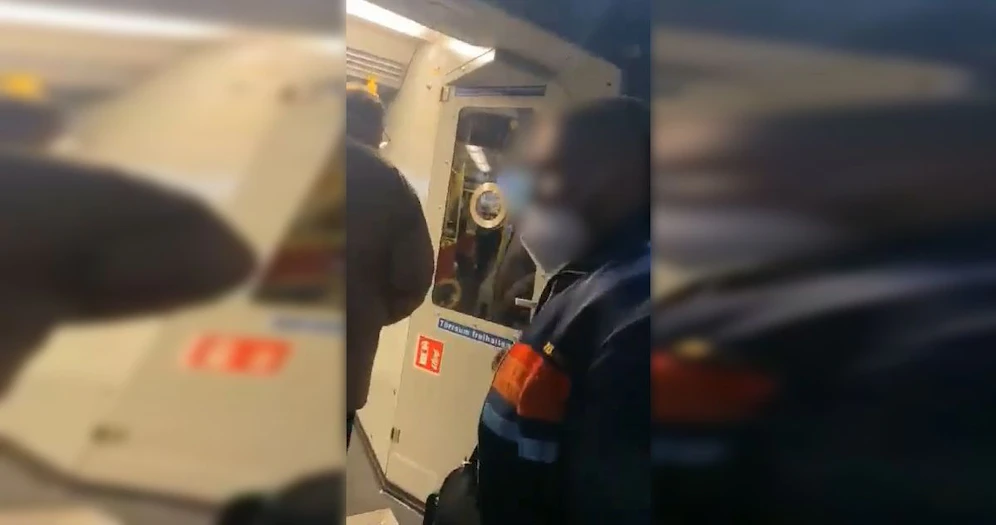 Das Wortgefecht in der Bim endete mit einem Mittelfinger.
