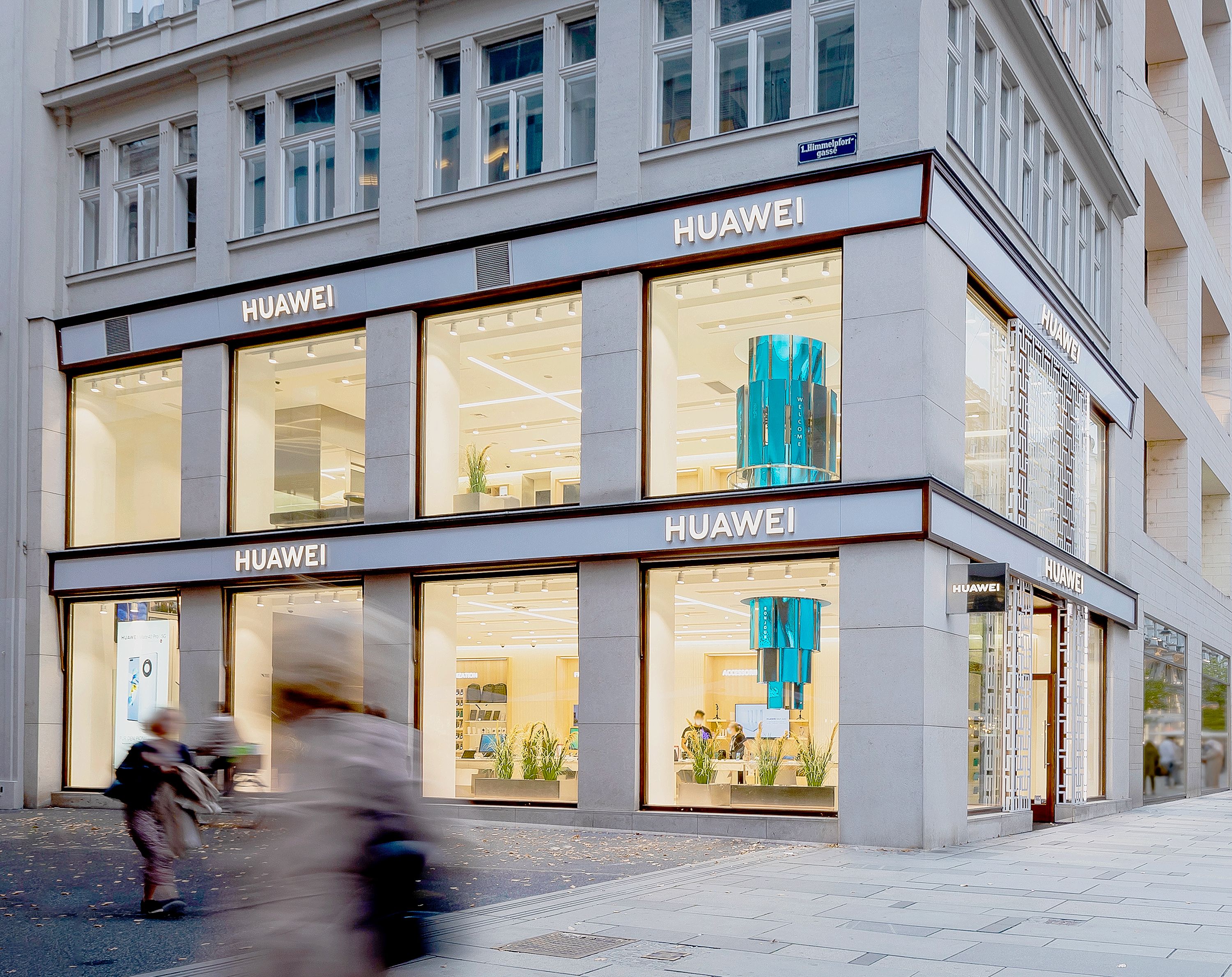 Die Eröffnung des Huawei Flagship Store Wien feiert Huawei mit speziellen Sonderangeboten und Goodies für die ersten Kund:innen. 