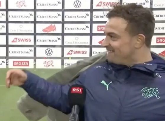 Xherdan Shaqiri belächelte die "UCK"-Jacke, bevor er sie abnahm. 