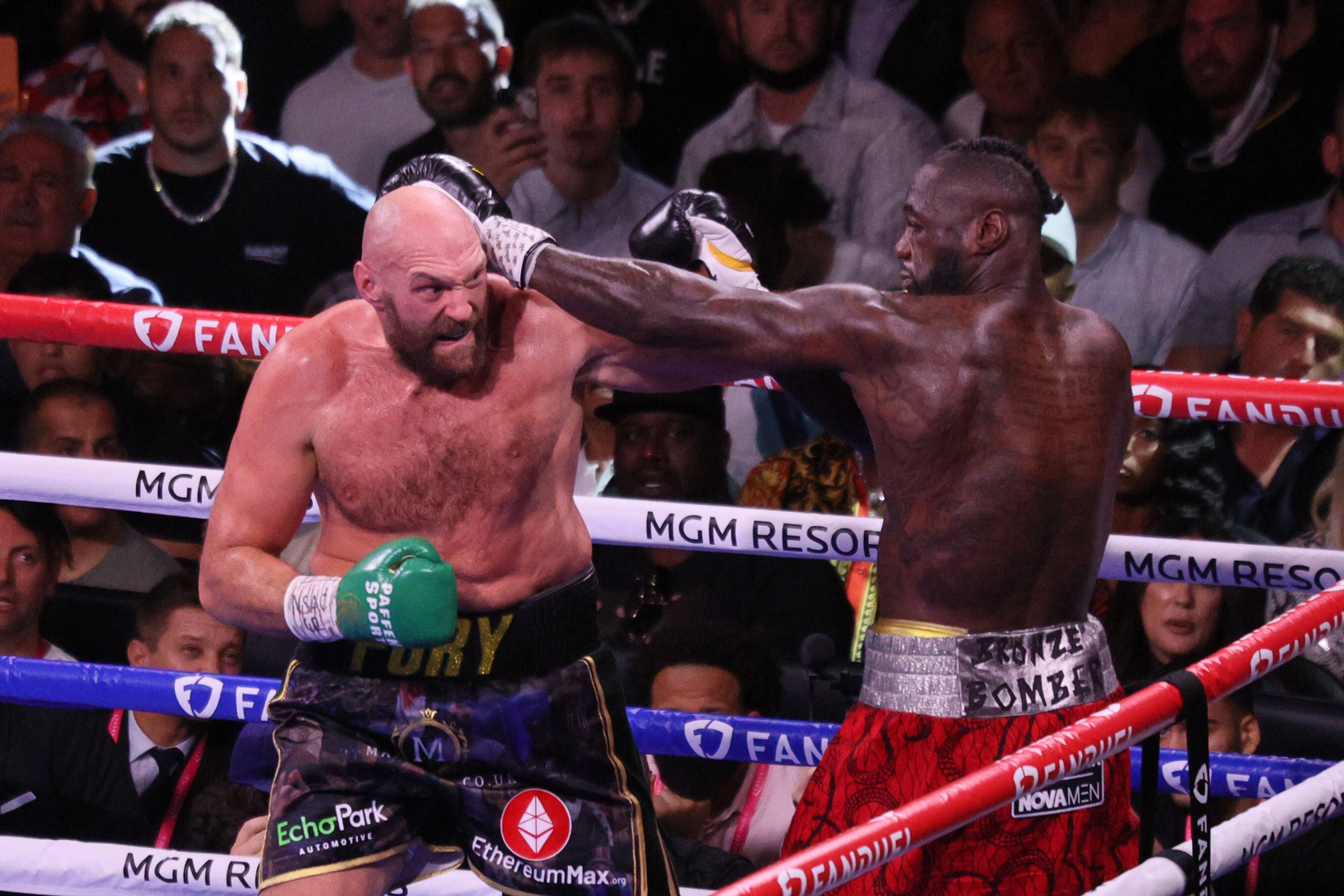 Tyson Fury (l.) bezwang Deontay Wilder in einer wilden Box-Schlacht. 
