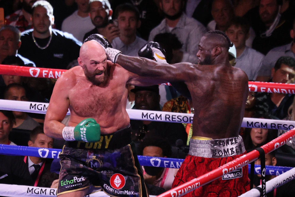 Tyson Fury (l.) bezwang Deontay Wilder in einer wilden Box-Schlacht. 