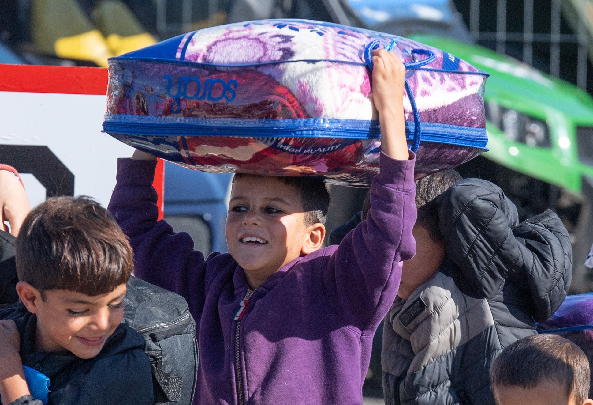 Download von www.picturedesk.com am 11.10.2021 (08:18).  09 October 2021, Rhineland-Palatinate, Ramstein: Children carry their luggage to a collection point before departing for the US. The US resumes flights from Ramstein. In the next few days, thousands of people are to be flown out of the base to the USA. In the meantime, more than 10,000 people from Afghanistan had been accommodated at the US airbase. Photo: Boris Roessler/dpa - 20211009_PD4975 - Rechteinfo: Rights Managed (RM)