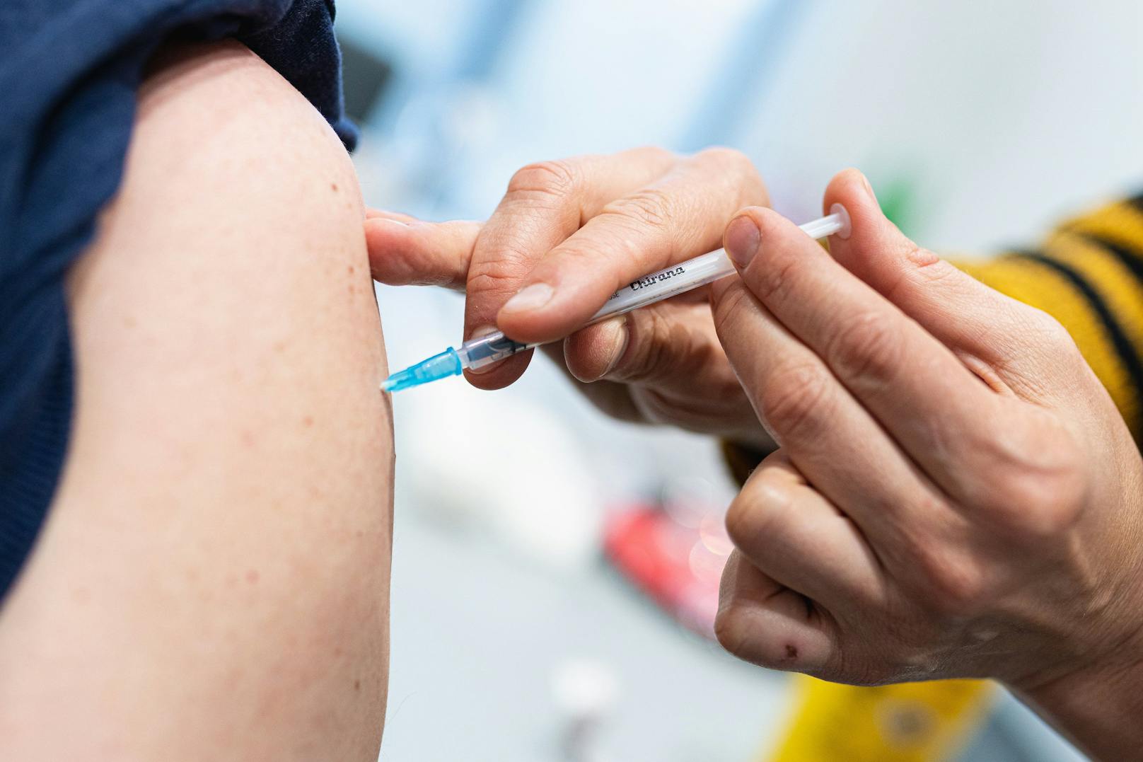 Weil der Schutz der zweiten Impfung nach zwei Monaten abnimmt, raten die Experten dringend zur Drittimpfung.