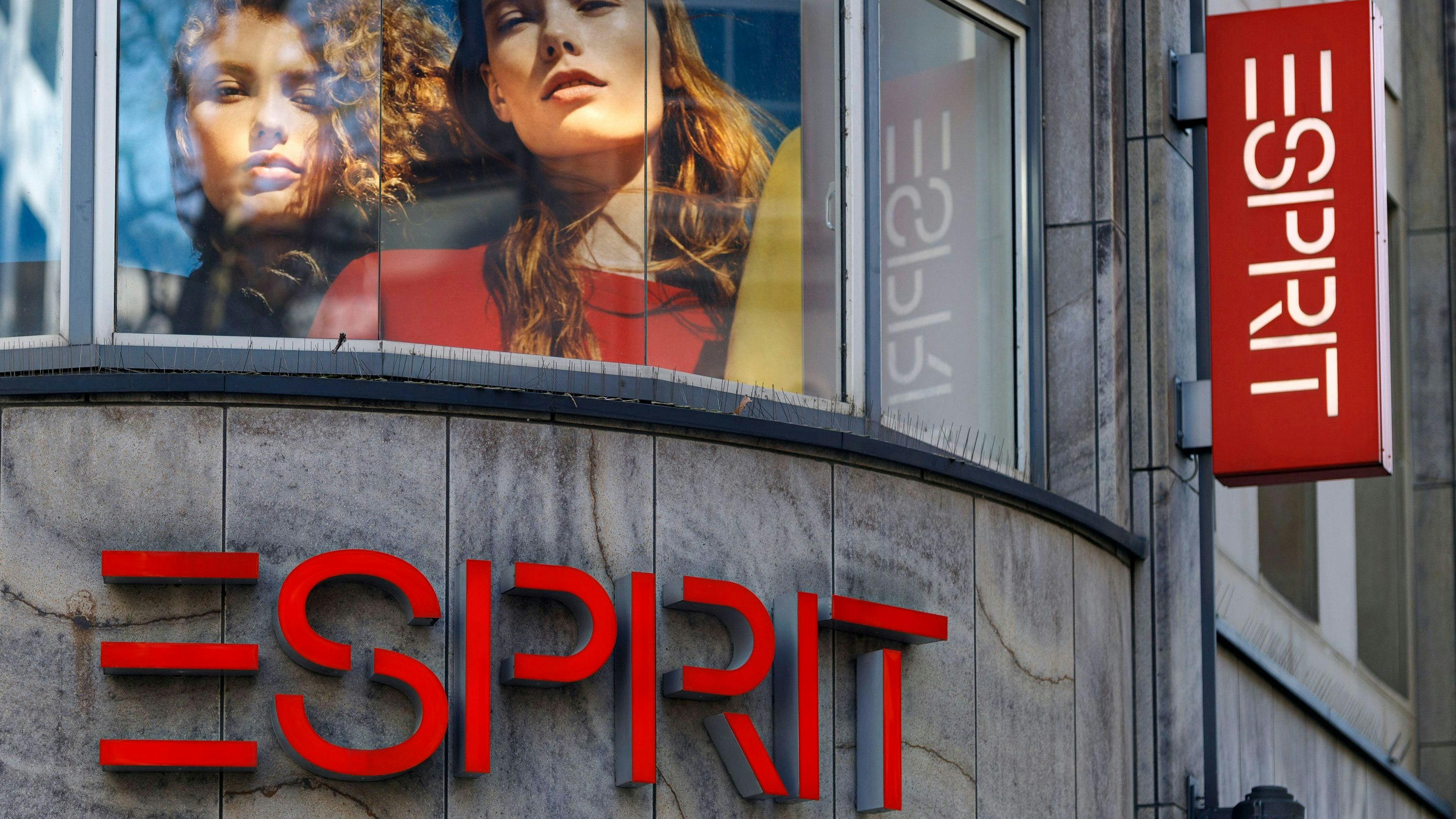 Download von www.picturedesk.com am 11.10.2021 (13:15).  A branch of the Esprit fashion group, which wants to use the protective shield procedure because of the corona crisis. Koln, April 7th, 2020 | usage worldwide - 20200407_PD9845 - Rechteinfo: Rights Managed (RM)