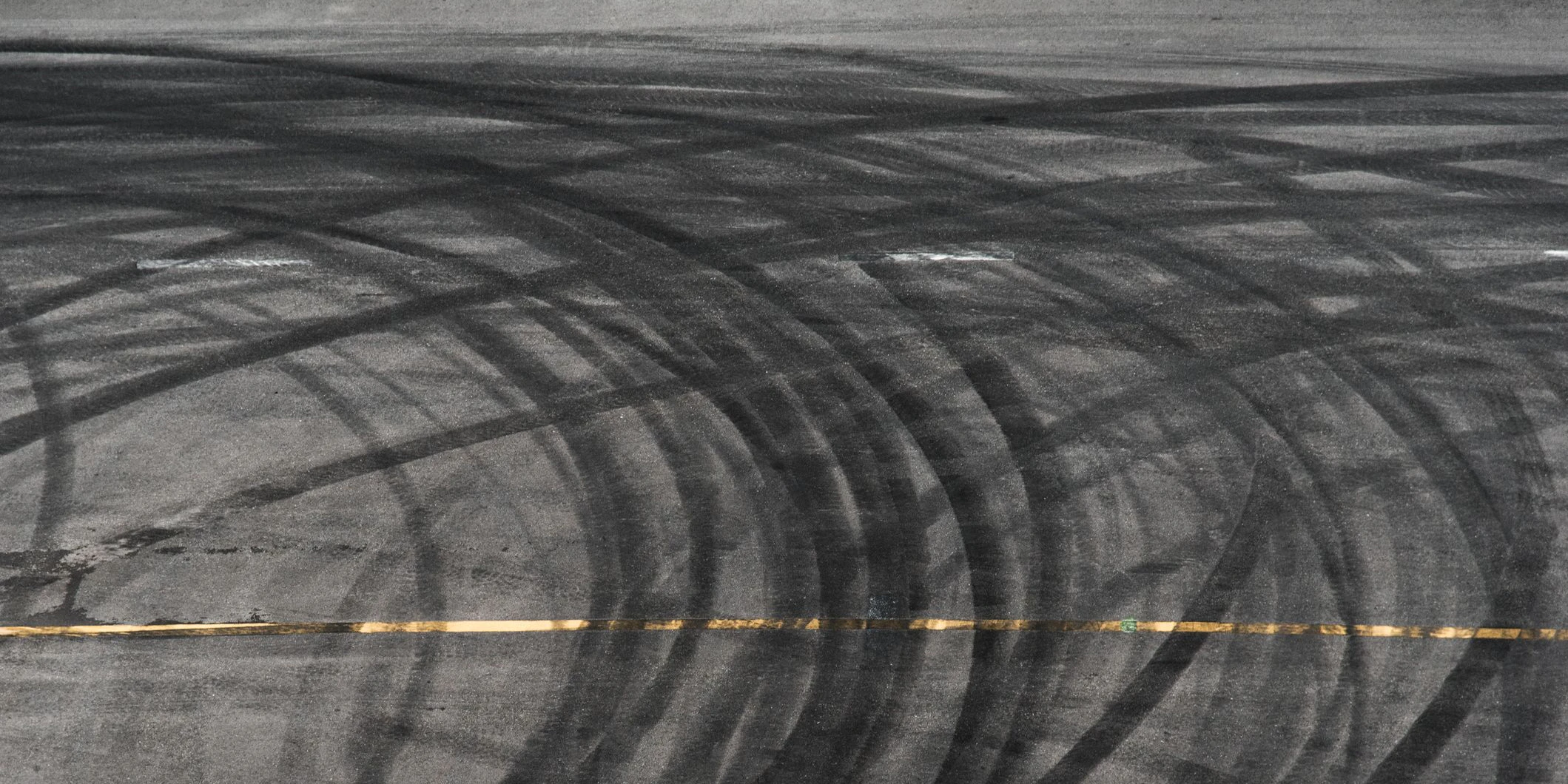 Die durch das Driften entstandenen Reifenspuren verursachten erheblichen Sachschaden.