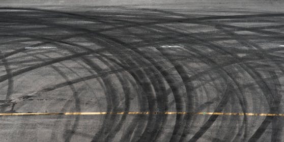 Die durch das Driften entstandenen Reifenspuren verursachten erheblichen Sachschaden.