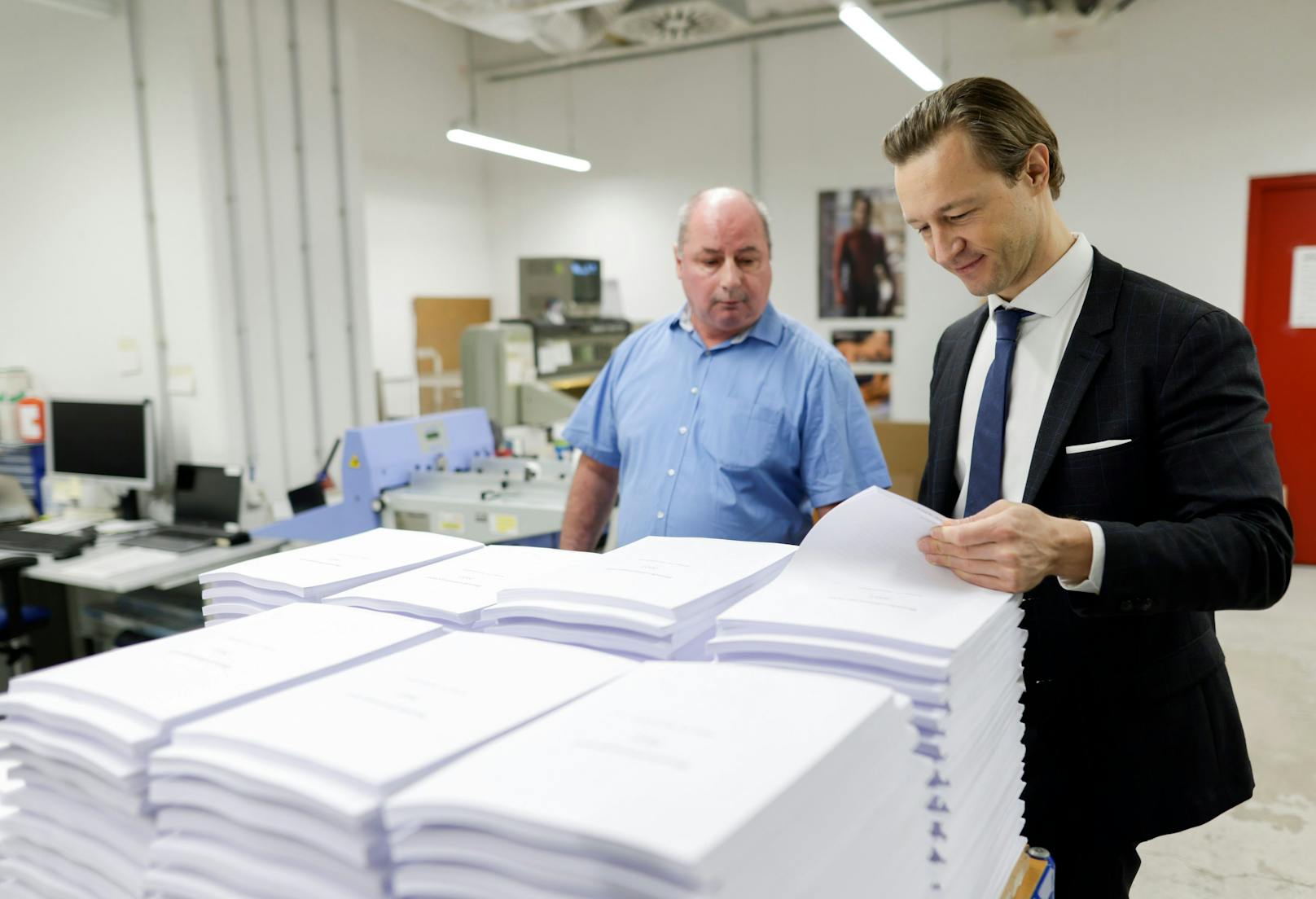 Finanzminister Gernot Blümel besuchte die Mitarbeiter in jener Druckerei, in der das Budget ausgedruckt wird. 