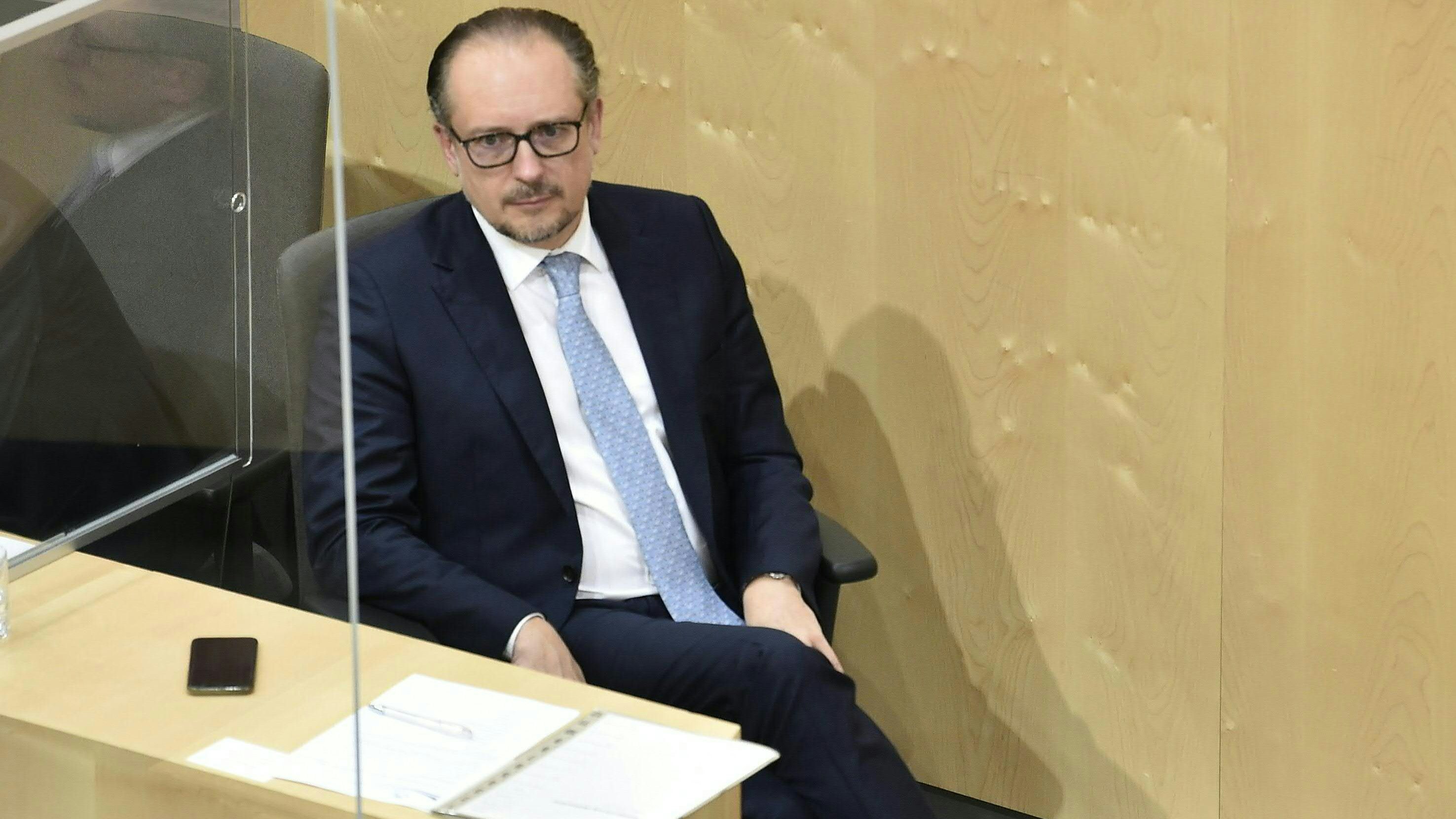 Meinl-Reisinger übergab Neo-Kanzler Schallenberg den 104 Seiten starken Justiz-Akt im Nationalrat. Dieser "entsorgte" ihn mit verächtlichem Blick auf dem Boden.