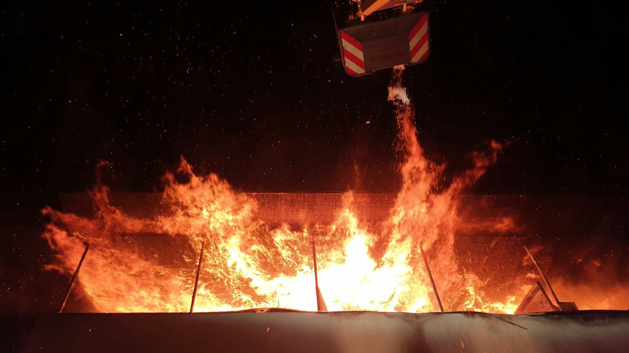 Rund 100 Feuerwehrmänner standen im Einsatz.