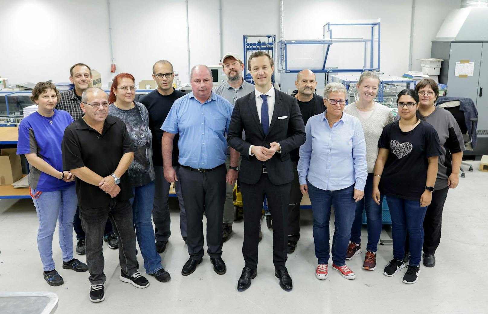 Finanzminister Gernot Blümel besuchte die Mitarbeiter in jener Druckerei, in der das Budget ausgedruckt wird. 