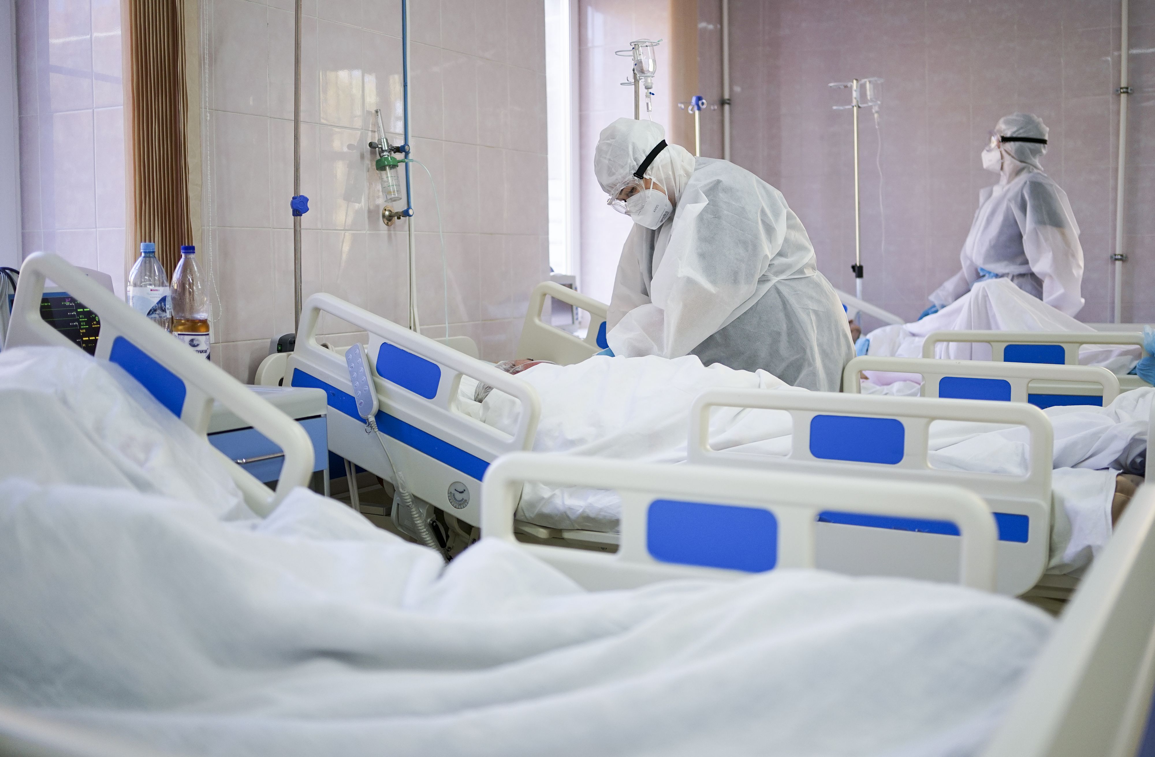 Download von www.picturedesk.com am 12.10.2021 (16:10).  CHEBOKSARY, CHUVASHIA, RUSSIA - OCTOBER 8, 2021: Medical workers treat patients at a COVID-19 facility of the Emergency Care Hospital of the Healthcare Ministry of the Republic of Chuvashia. Anton Semyonov/TASS - 20211008_PD3973 - Rechteinfo: Rights Managed (RM)