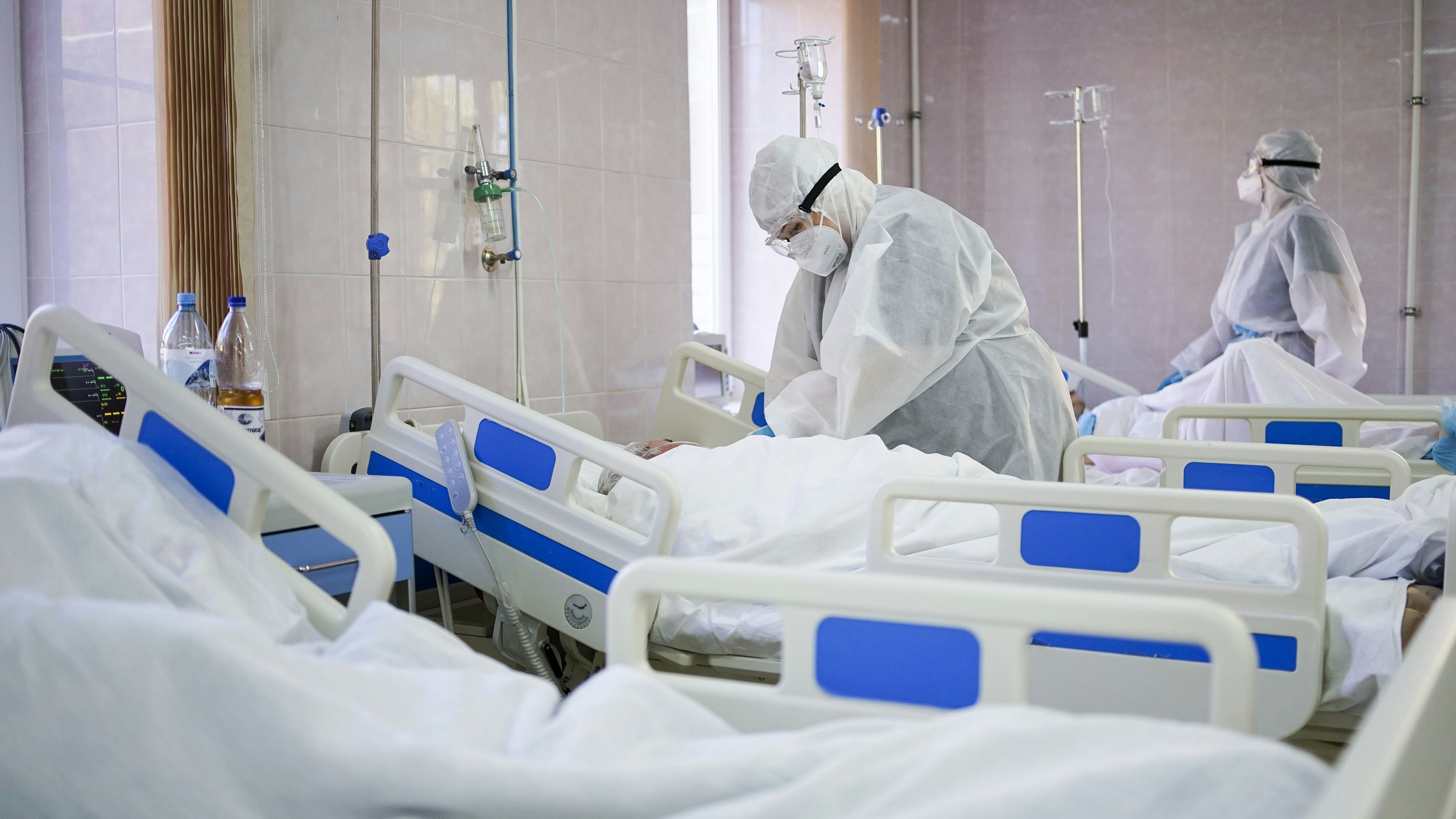 Download von www.picturedesk.com am 12.10.2021 (16:10).  CHEBOKSARY, CHUVASHIA, RUSSIA - OCTOBER 8, 2021: Medical workers treat patients at a COVID-19 facility of the Emergency Care Hospital of the Healthcare Ministry of the Republic of Chuvashia. Anton Semyonov/TASS - 20211008_PD3973 - Rechteinfo: Rights Managed (RM)