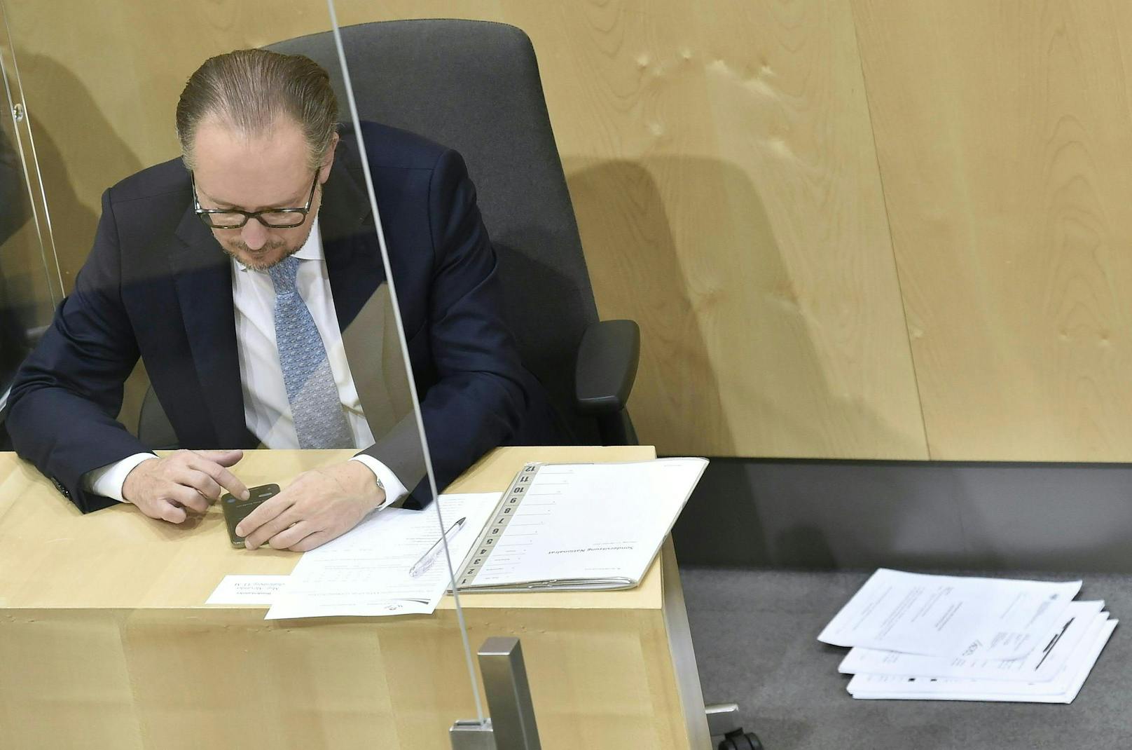 Bundeskanzler Alexander Schallenberg widmete sich seinem Handy statt den Akten.