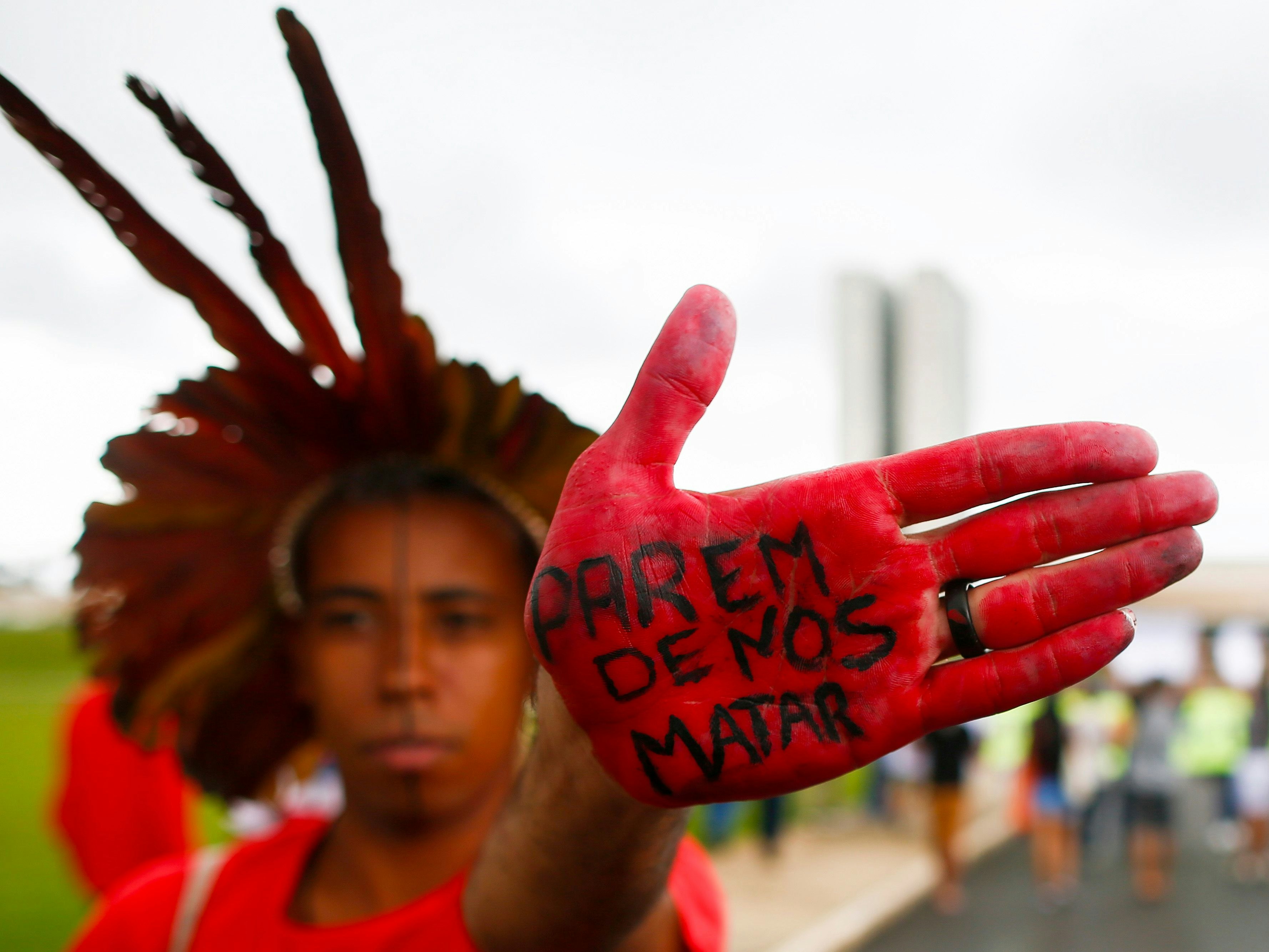 Download von www.picturedesk.com am 12.10.2021 (11:18).  An indigenous man shows his hand reading "Stop killing us", during a protest against a new bill that would open indigenous lands to mining in front of the National Congress in Brasilia, Brazil, on February 12, 2020. - Brazilian President Jair Bolsonaro has unveiled a sweeping plan for the Amazon rainforest that would open indigenous lands to mining -- a "dream" for the far-right leader, but a "nightmare" for environmentalists and tribal leaders. (Photo by Sergio LIMA / AFP) - 20200212_PD6127 - Rechteinfo: Rights Managed (RM) Nur für redaktionelle Nutzung! Werbliche Nutzung erfordert Freigabe: bitte schicken Sie uns eine Anfrage.