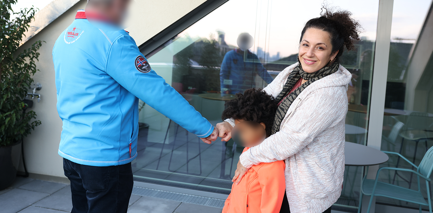 Der Wiener überreichte der jungen Mutter gleich 400 Euro in der "Heute"-Redaktion.