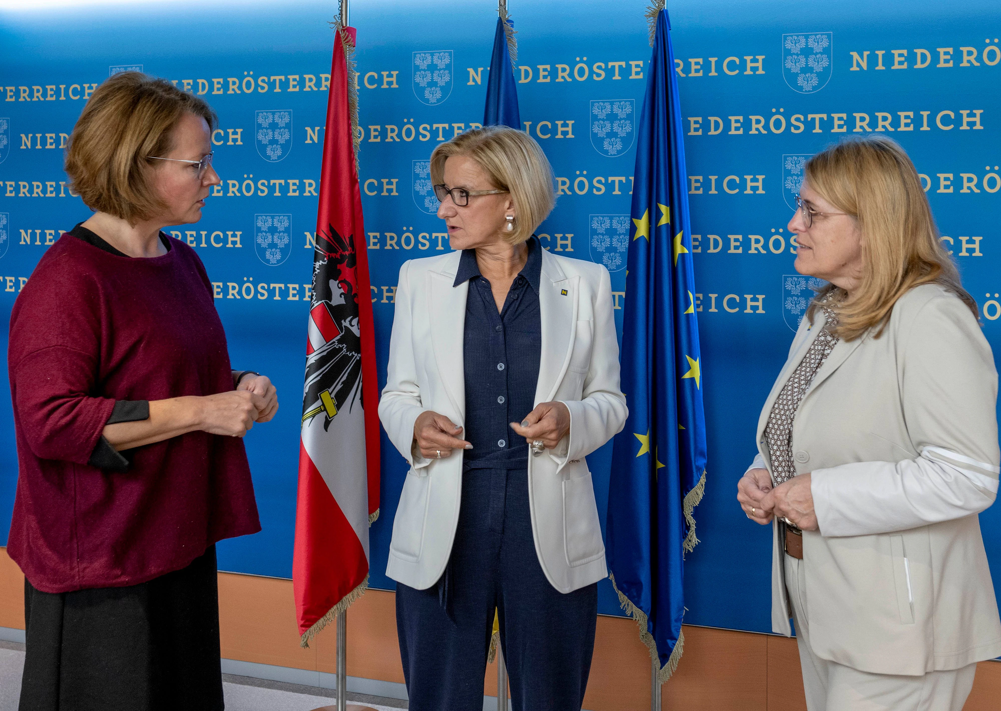 Landeshauptfrau Johanna Mikl-Leitner (M.), Landesrätin Christiane Teschl-Hofmeister (l.) und Landesrätin Ulrike Königsberger-Ludwig (r.): Land Niederösterreich erhöht Heizkostenzuschuss für Winter 2021/22 auf 150 Euro.