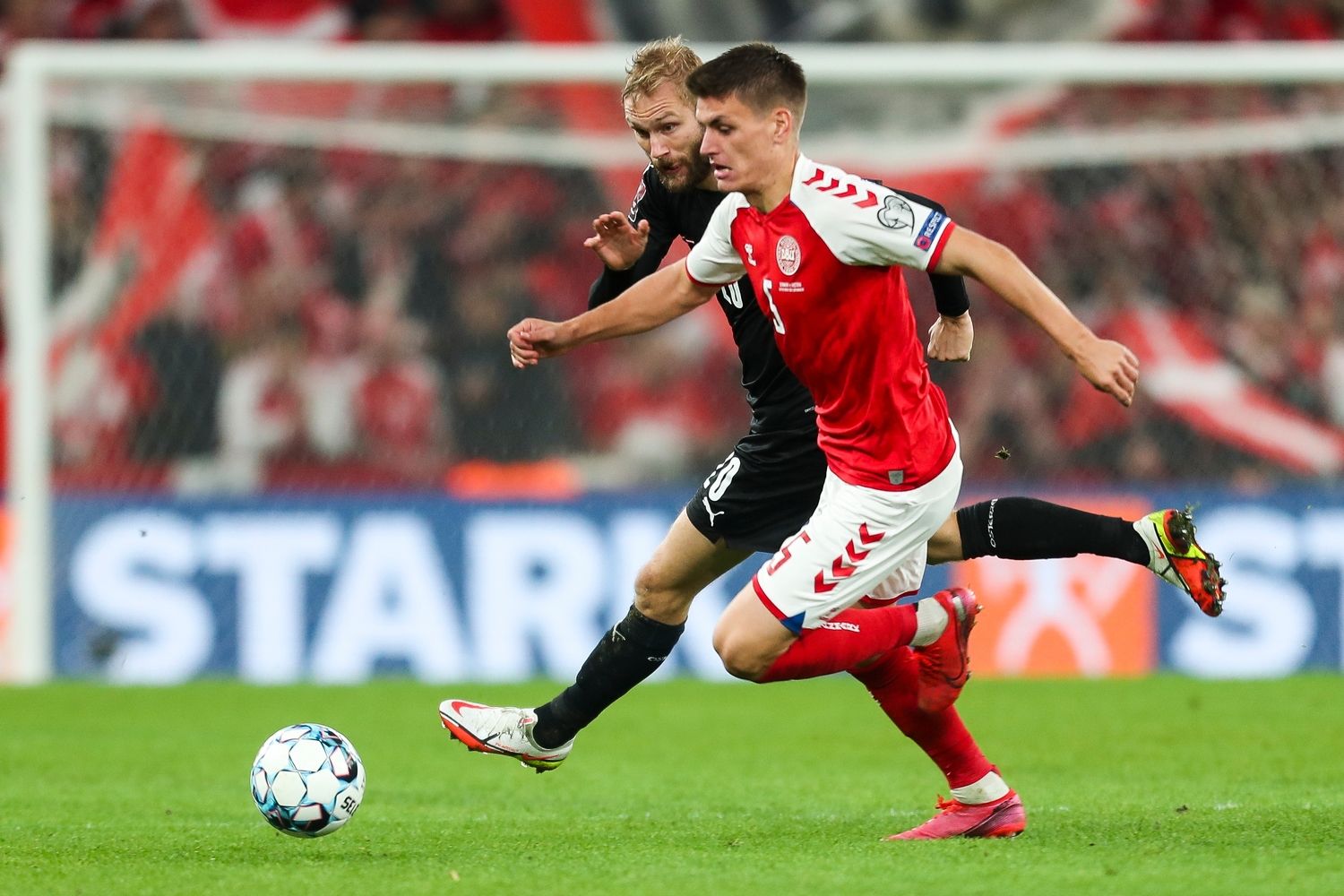 Konrad Laimer im Zweikampf mit Siegestorschützen Joakim Mæhle.