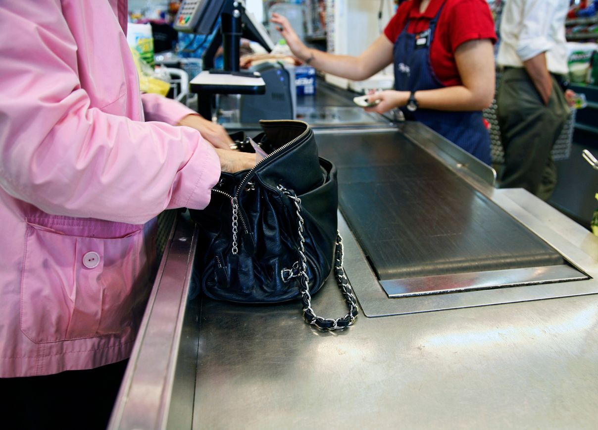 Die Frau wollte mit einem gefälschten 50-Euro-Schein bezahlen und wurde ertappt.