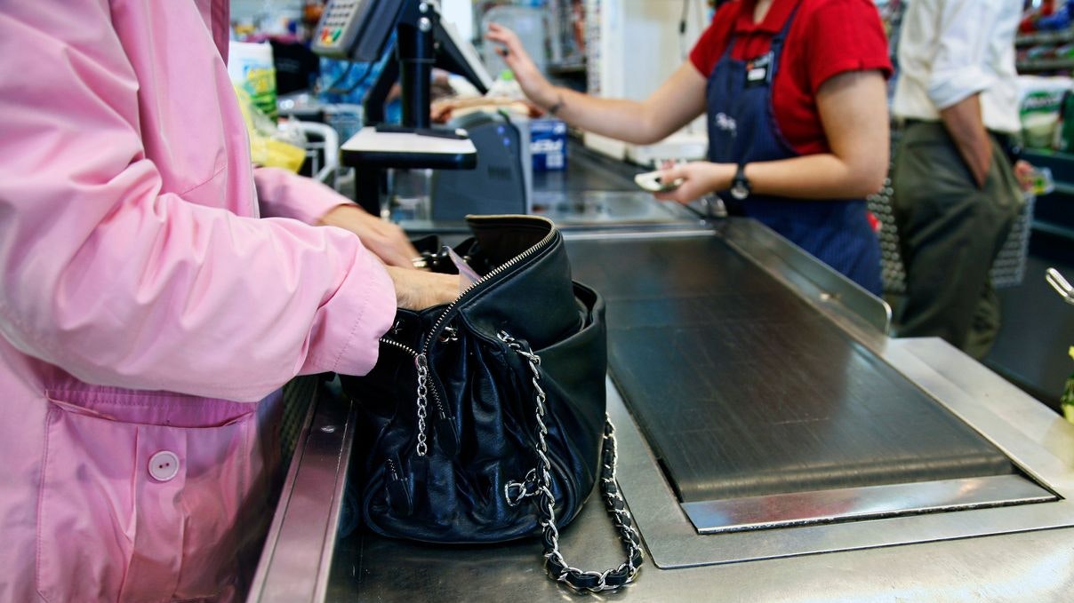 Die Frau wollte mit einem gefälschten 50-Euro-Schein bezahlen und wurde ertappt.