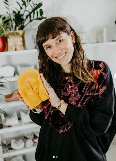 Die Kärntner Künstlerin nimmt Abrücke von Vulvas und macht daraus Statuen der Weiblichkeit