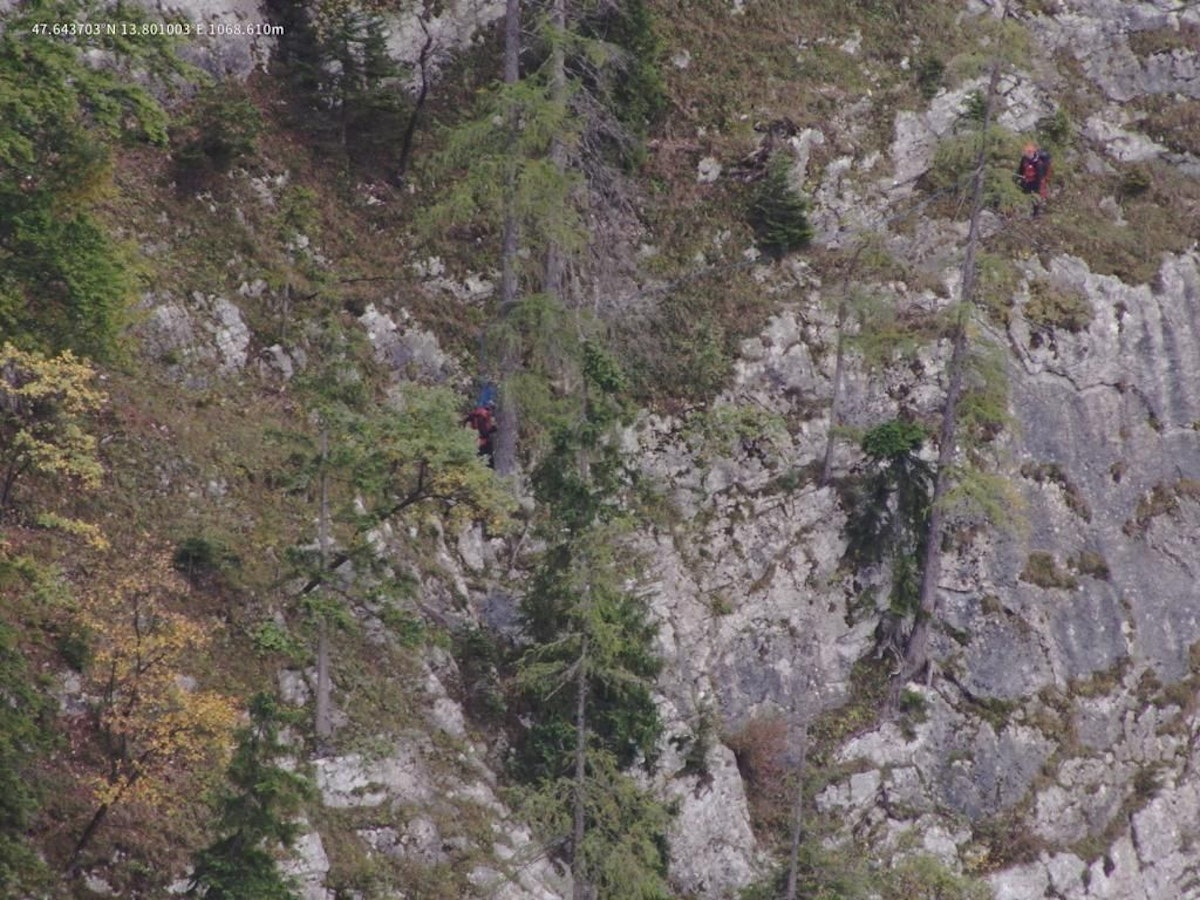 Alpinist im felsigen Gelände