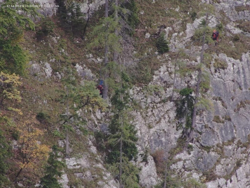 Alpinist im felsigen Gelände