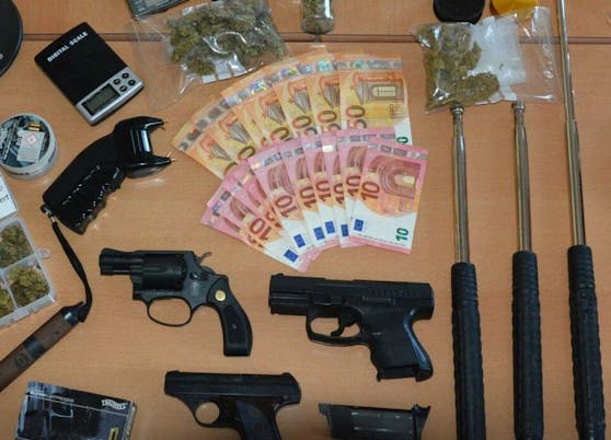 Die Polizei Salzburg stellte Drogen und mehrere verbotene Sachen bei einem 23-Jährigen sicher. 