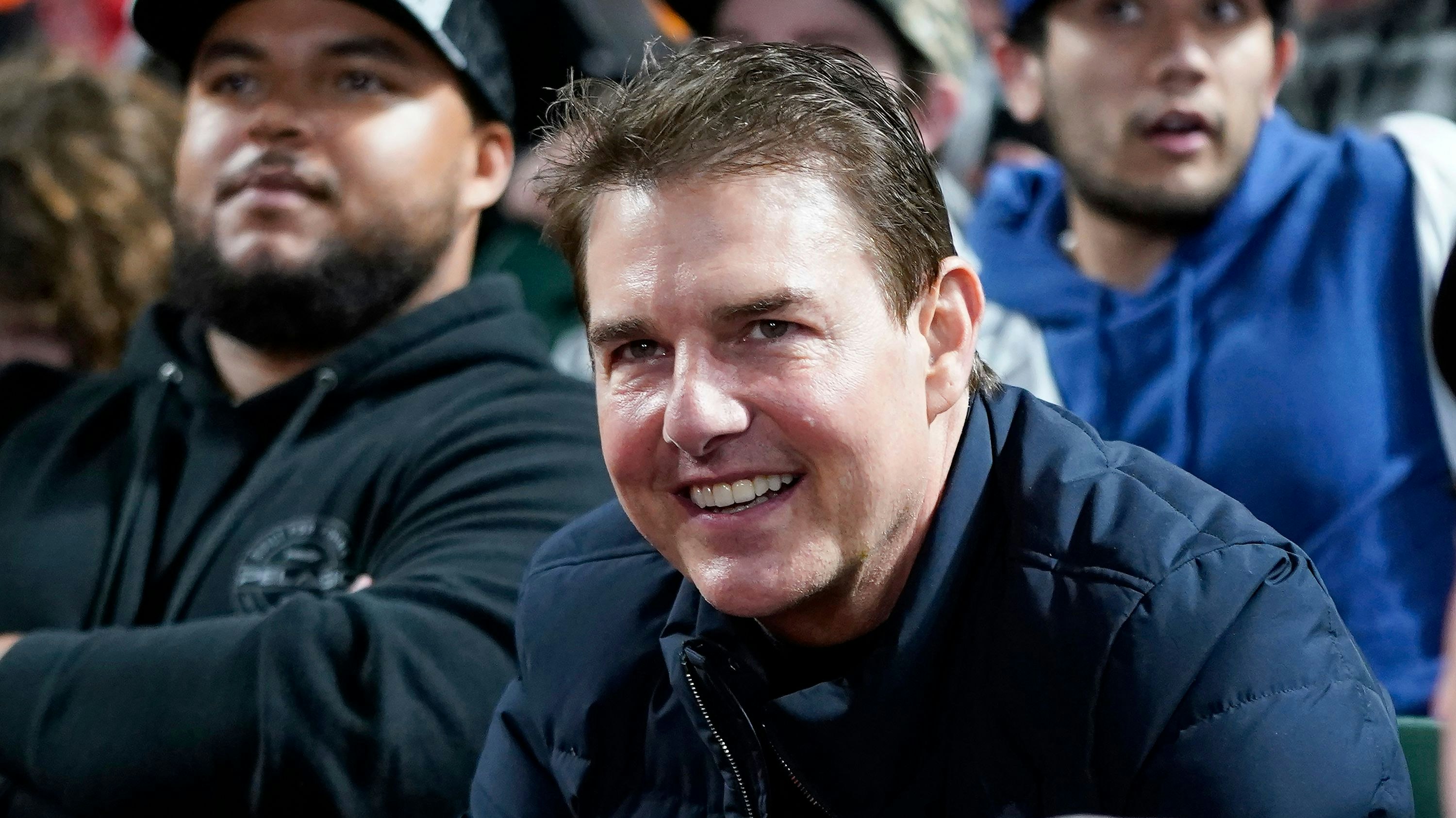 Das Gesicht von Tom Cruise wirkt aufgedunsen. 